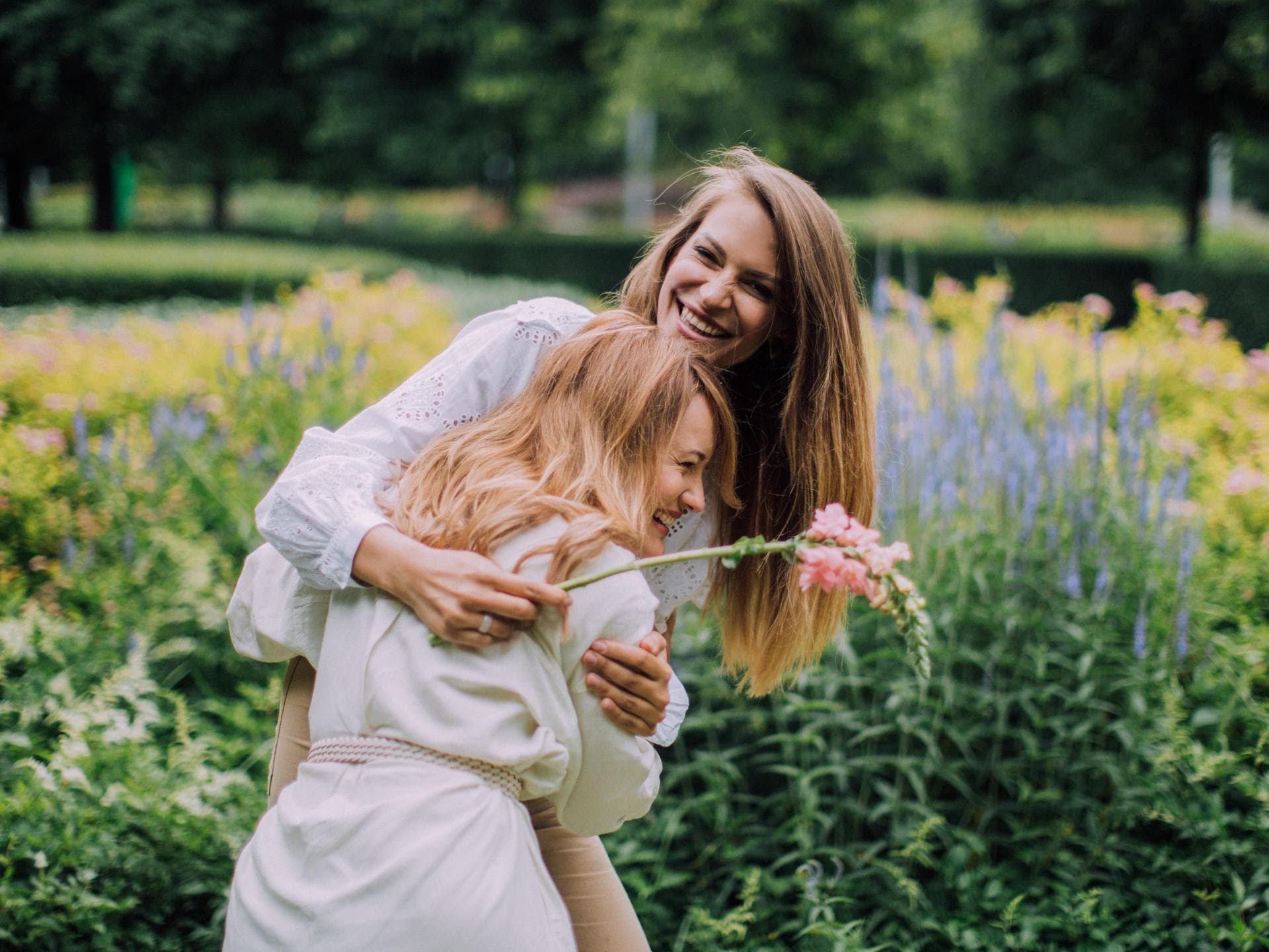 Sternzeichen Krebs zwei Frauen umarmen sich