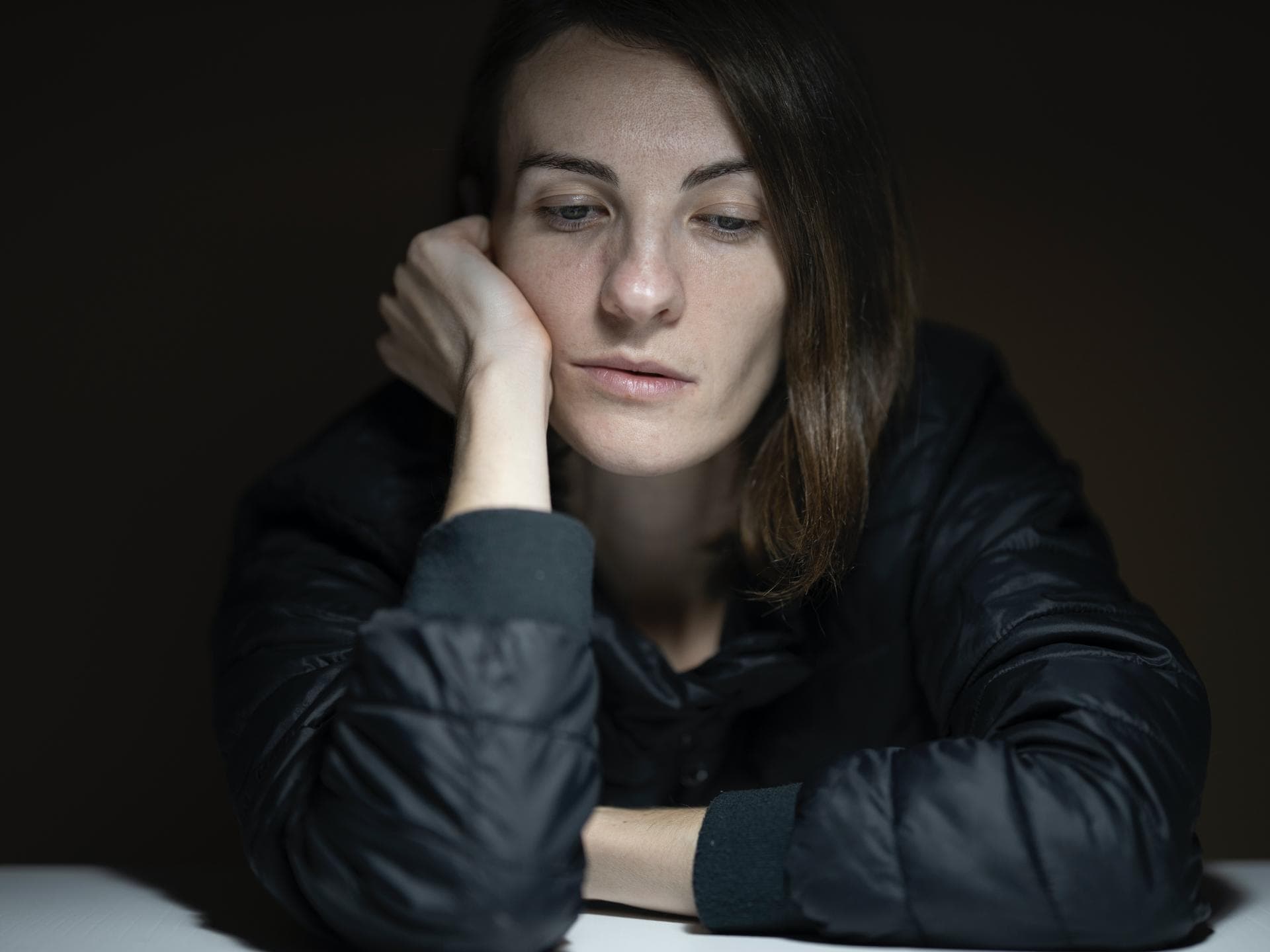 Frau guckt mit leerem Blick