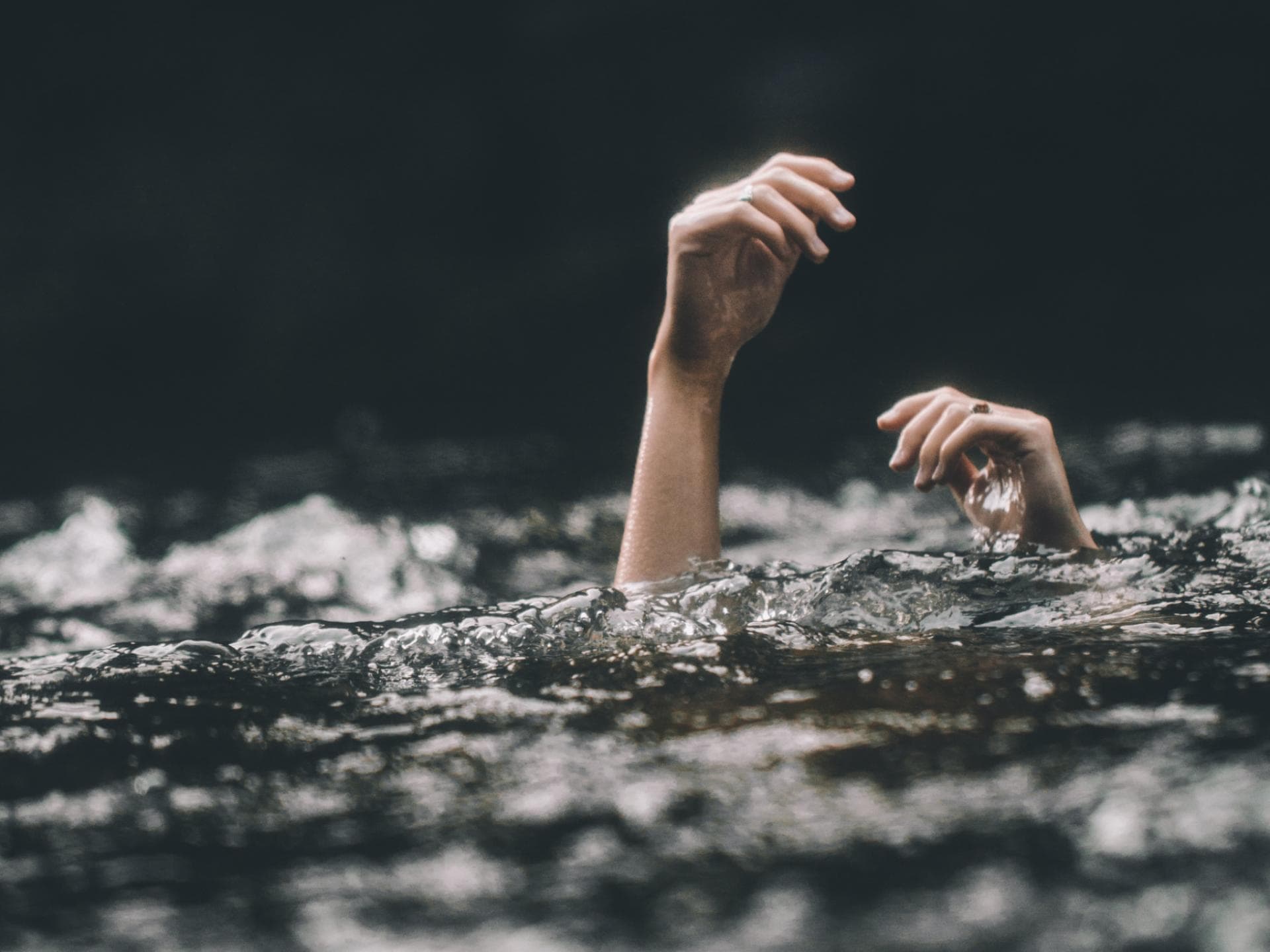 Hände im Wasser Sternzeichen