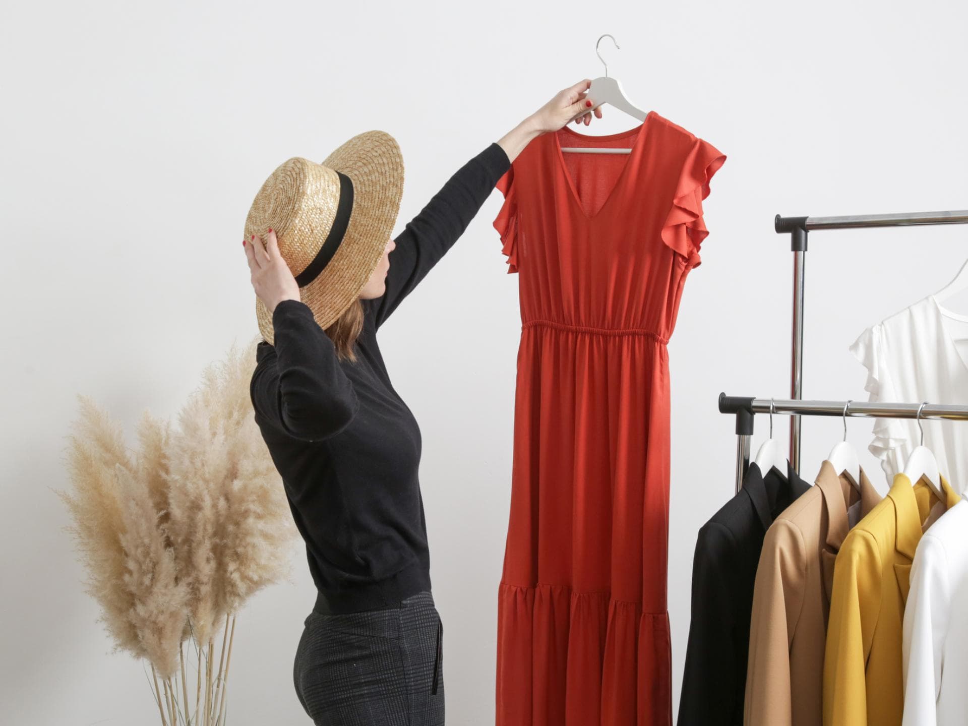 Frau schaut rotes Kleid an