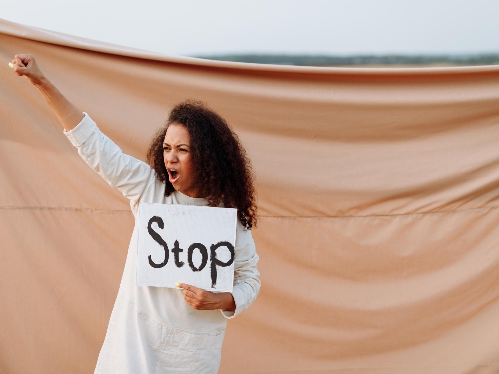Freut mit Stop Schild