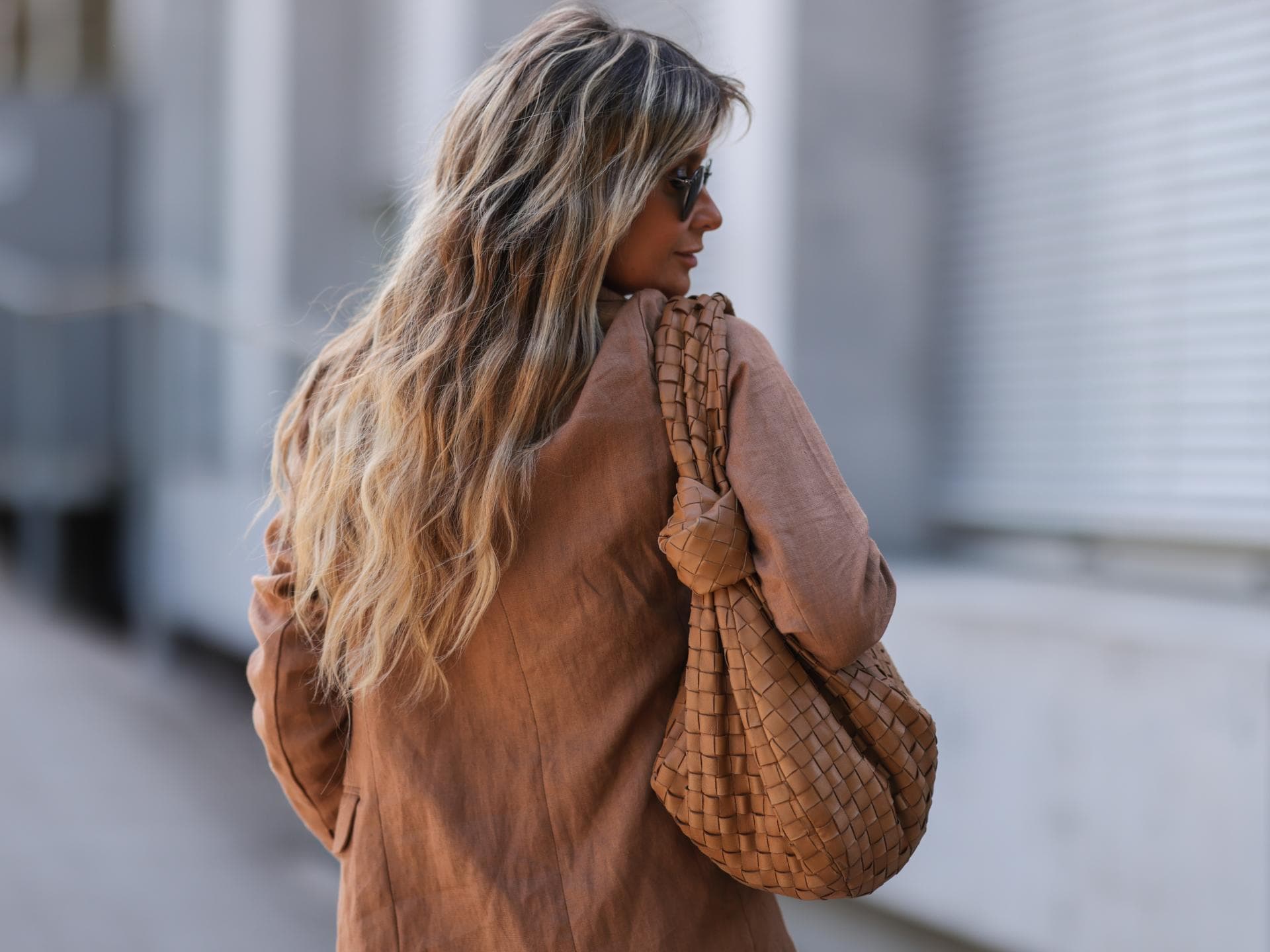 Trend Frisur 2022 Bronde Hair Frau mit braun blonden Haaren