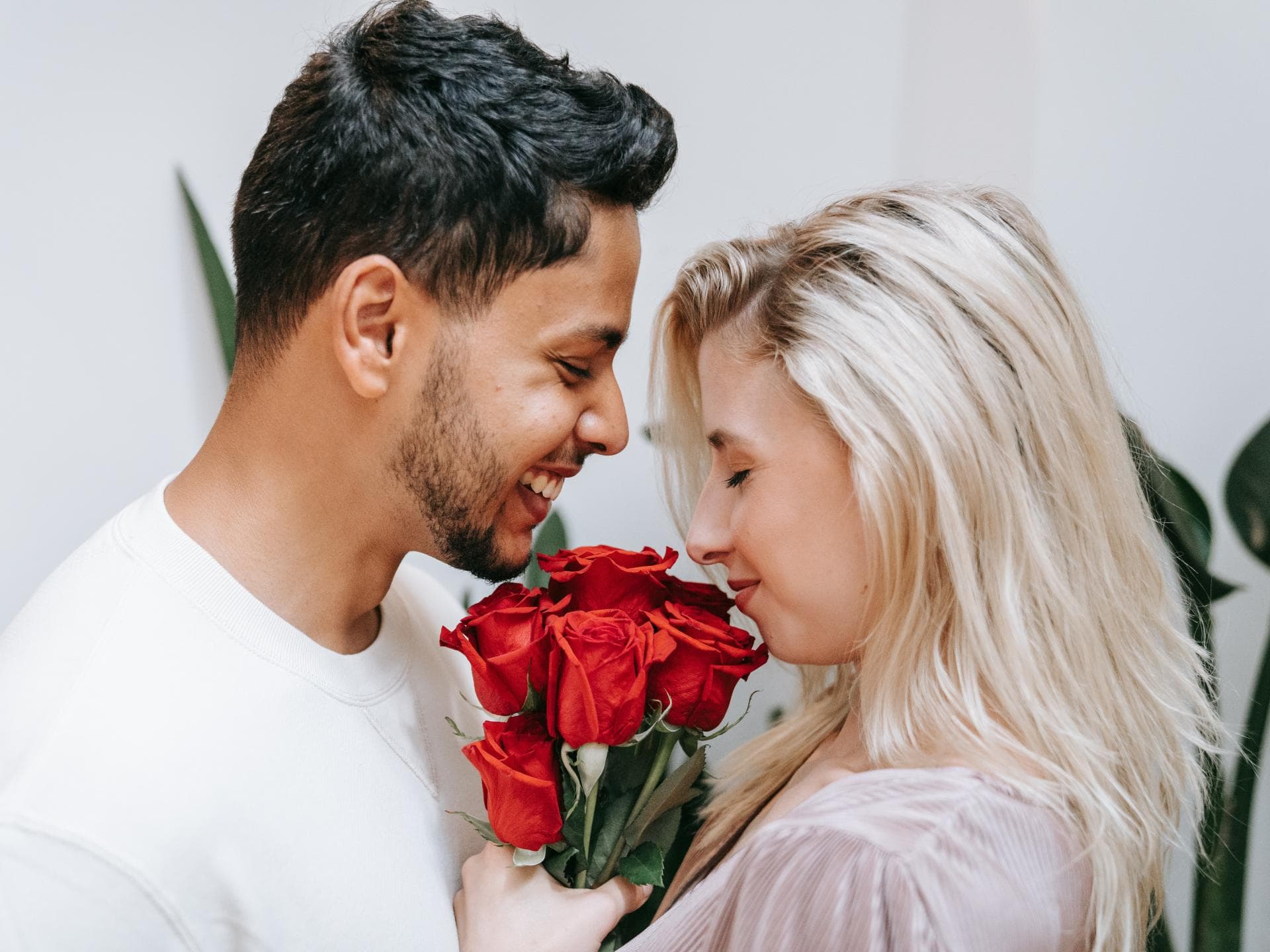 Frau und Mann halten Rosen