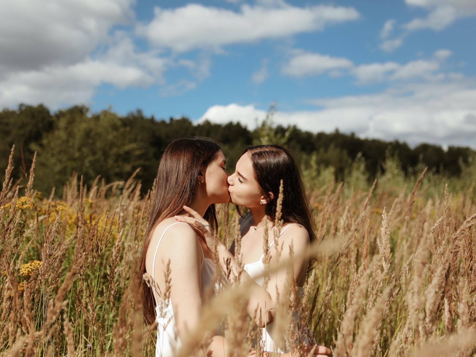 Zwei Frauen küssen sich im Feld