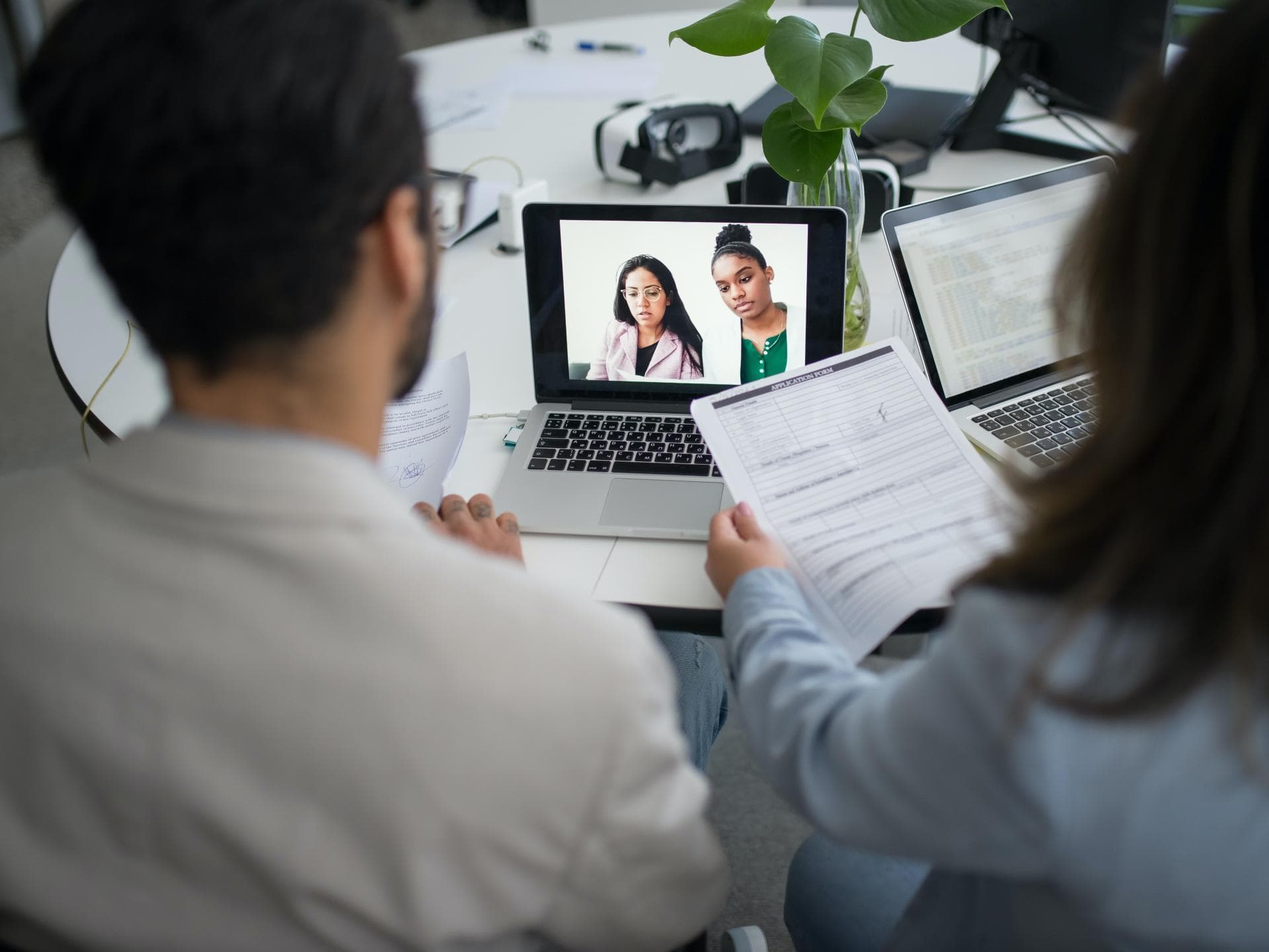 Zwei Personen im Videocall