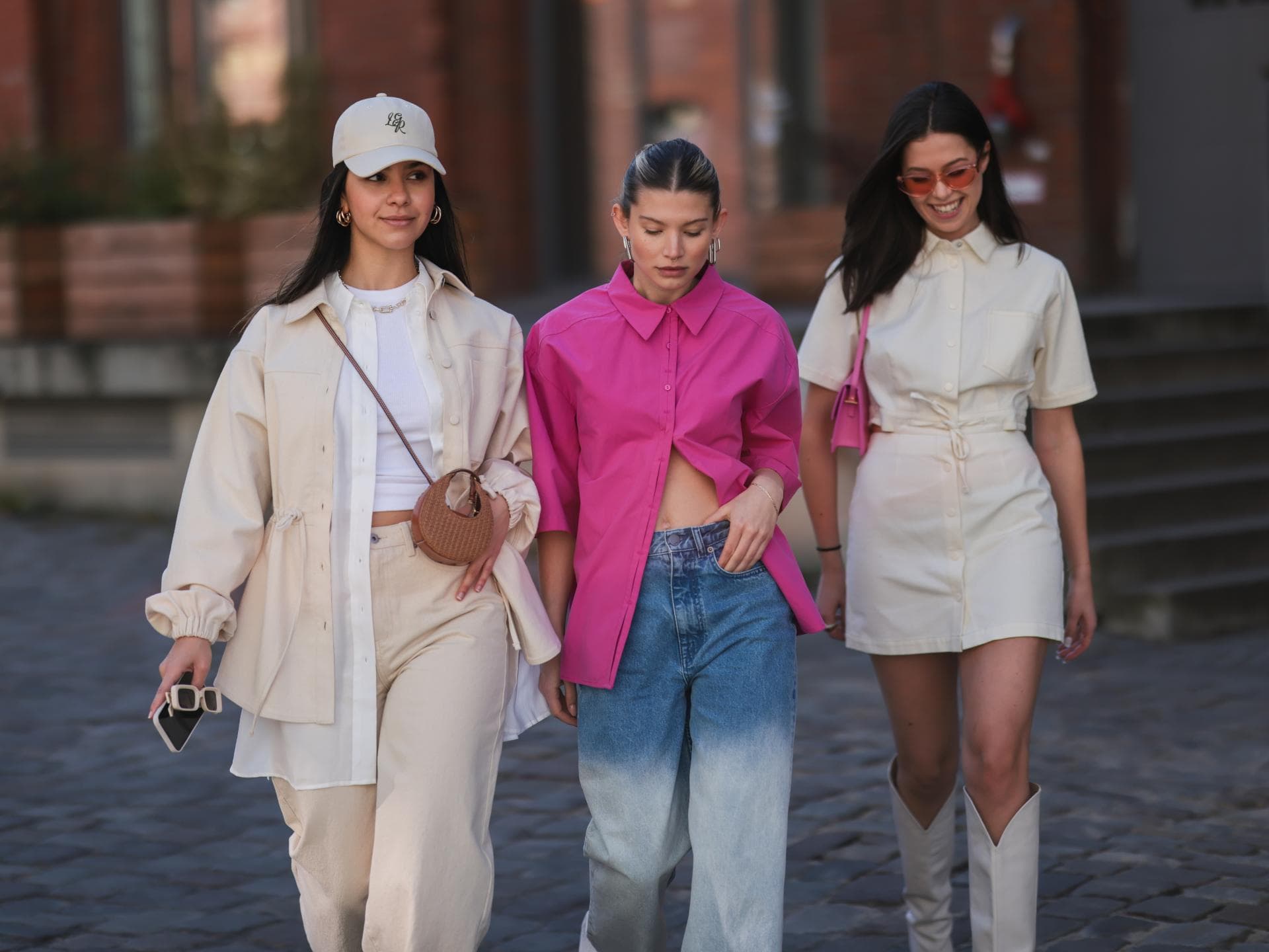 Drei Frauen mit Basic-Kleidung