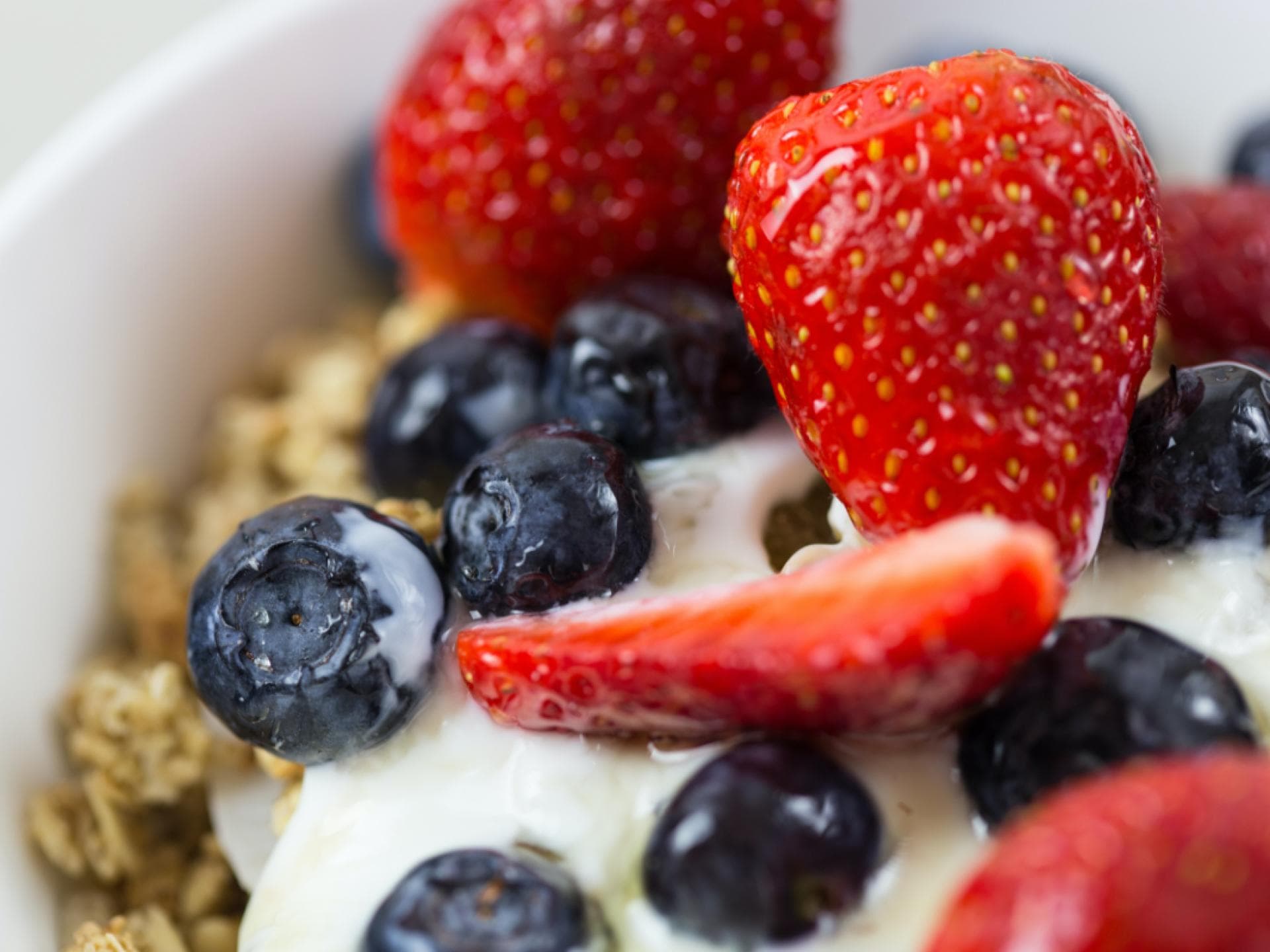 Beeren mit Haferflocken