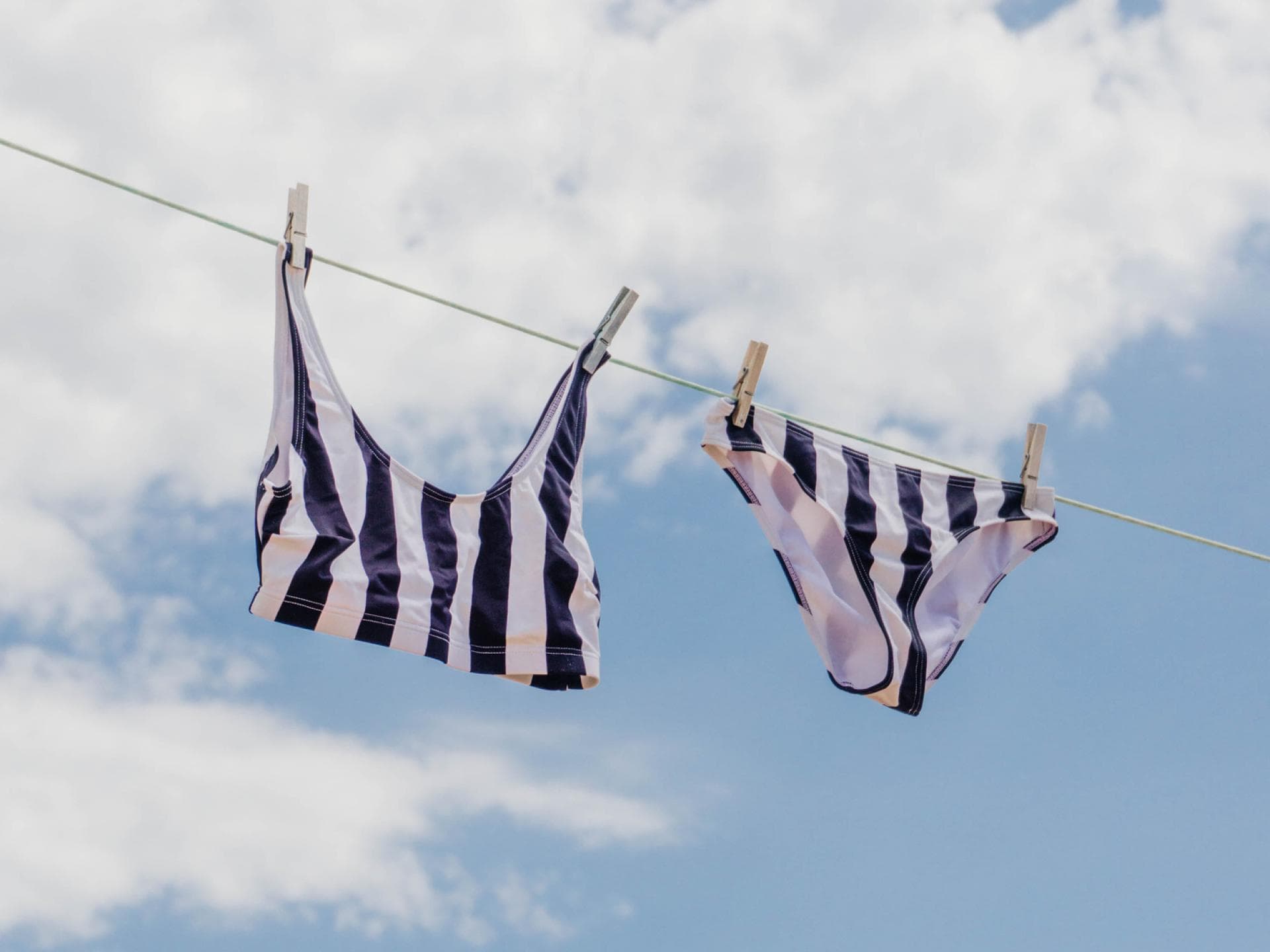 Bikini waschen: So pflegst du deine Bademode richtig Bikinis auf Wäscheleine