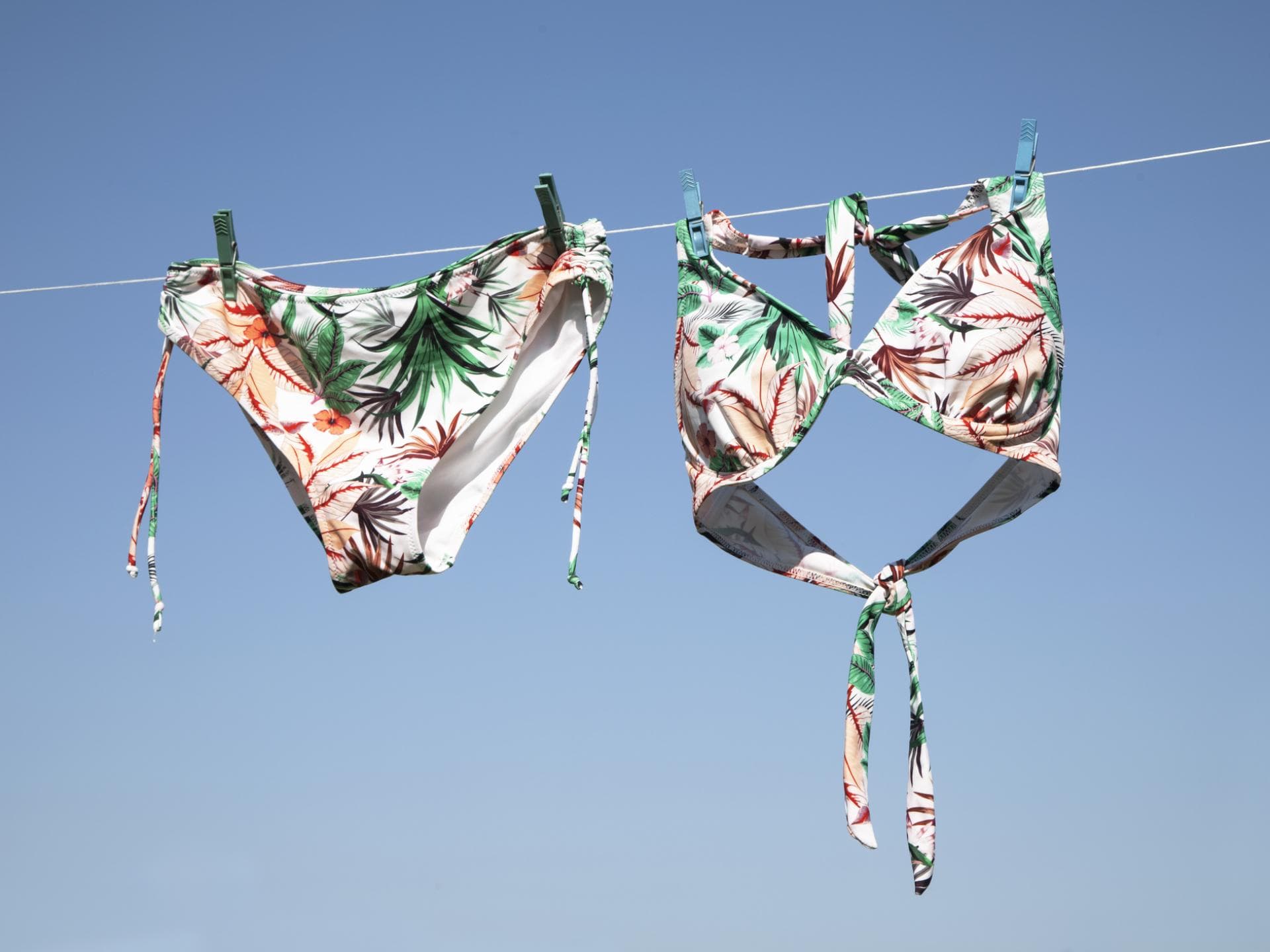 Bikini waschen: So pflegst du deine Bademode richtig Bikinis auf Wäscheleine