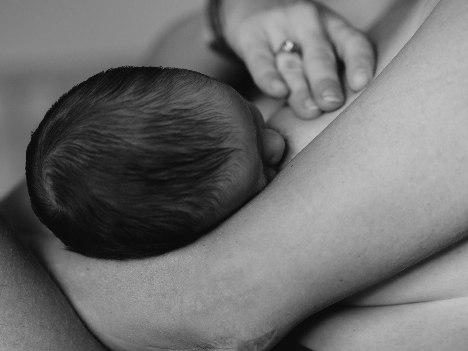 Baby wird gestillt