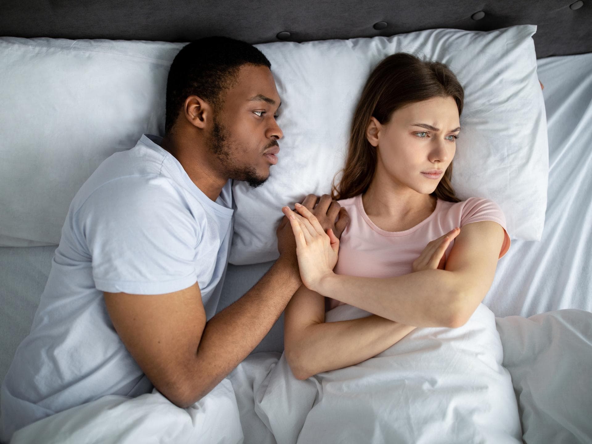 Frustriertes Paar im Bett