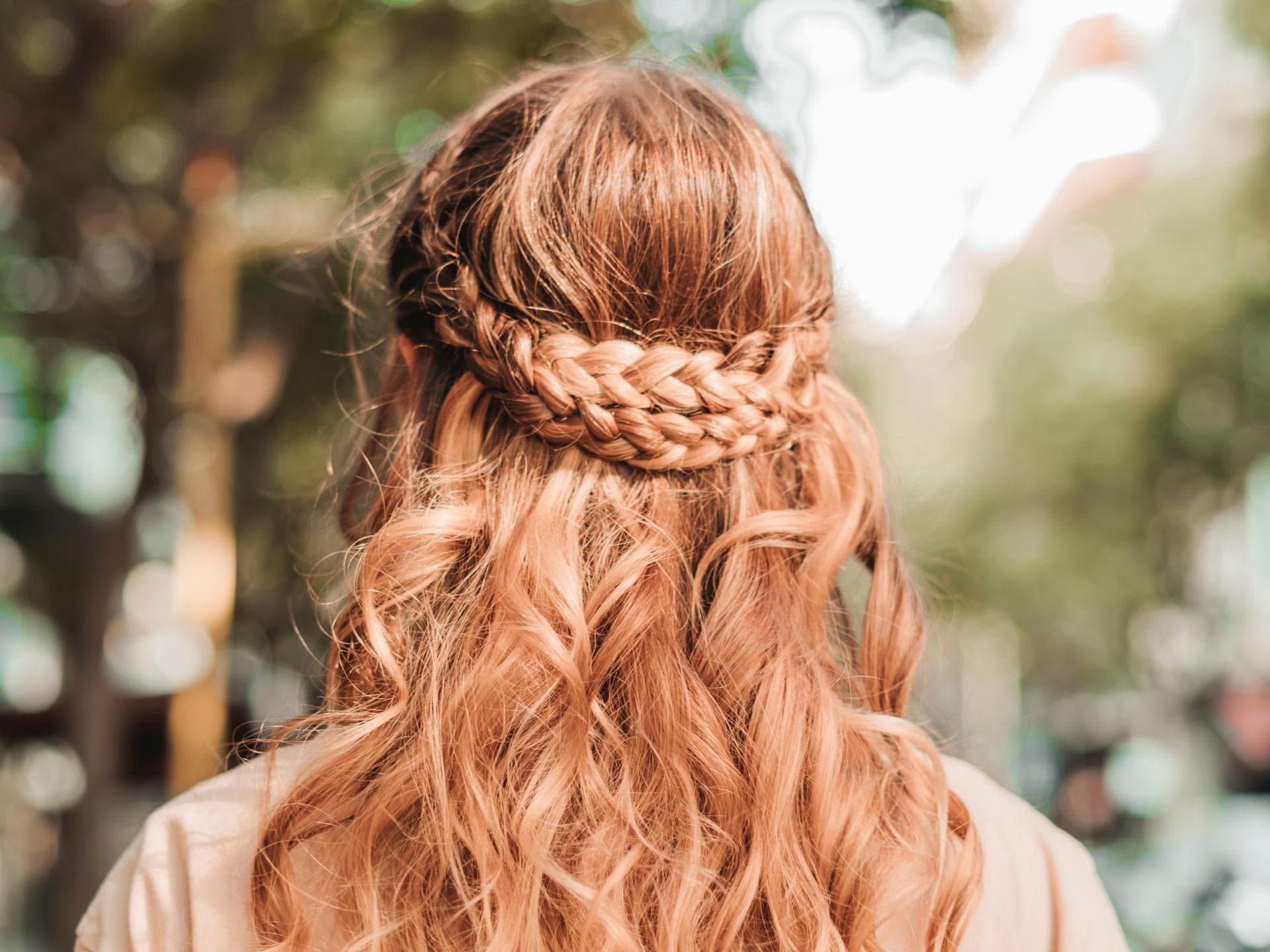 Oktoberfest Flechtfrisuren: Frau mit geflochtenen Haaren