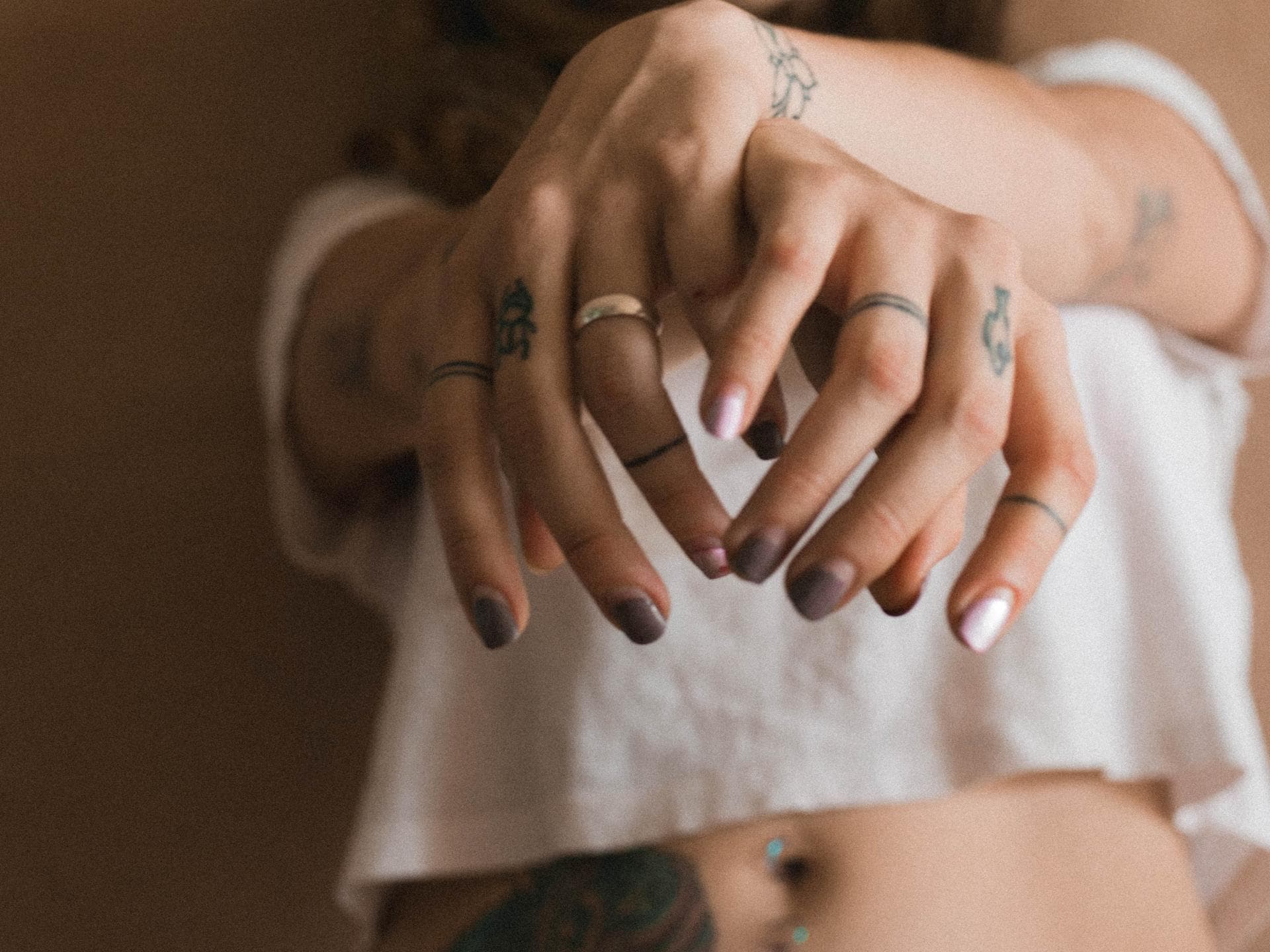 Frau mit Finger-Tattoos