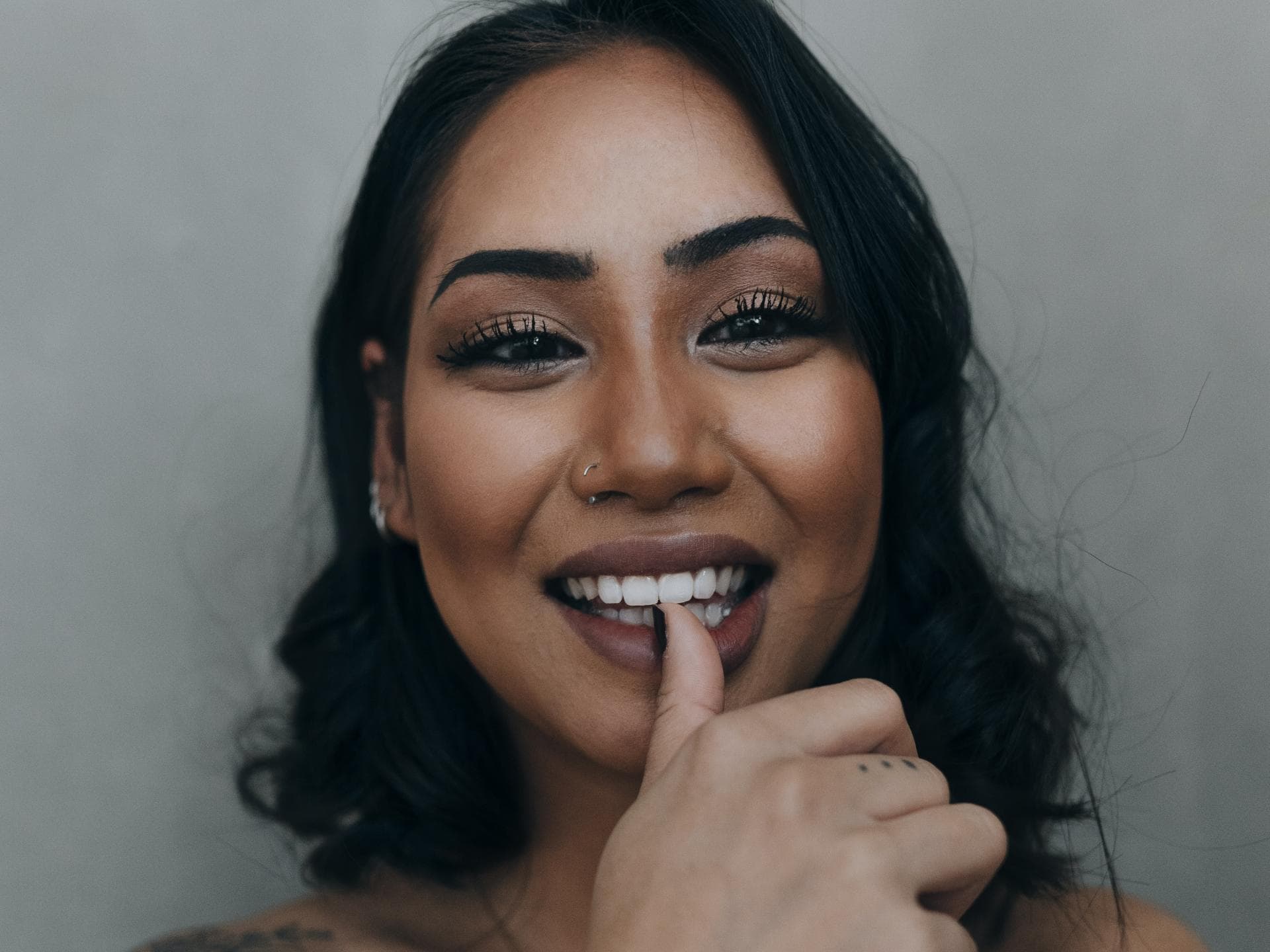 Frau mit Fingertattoo