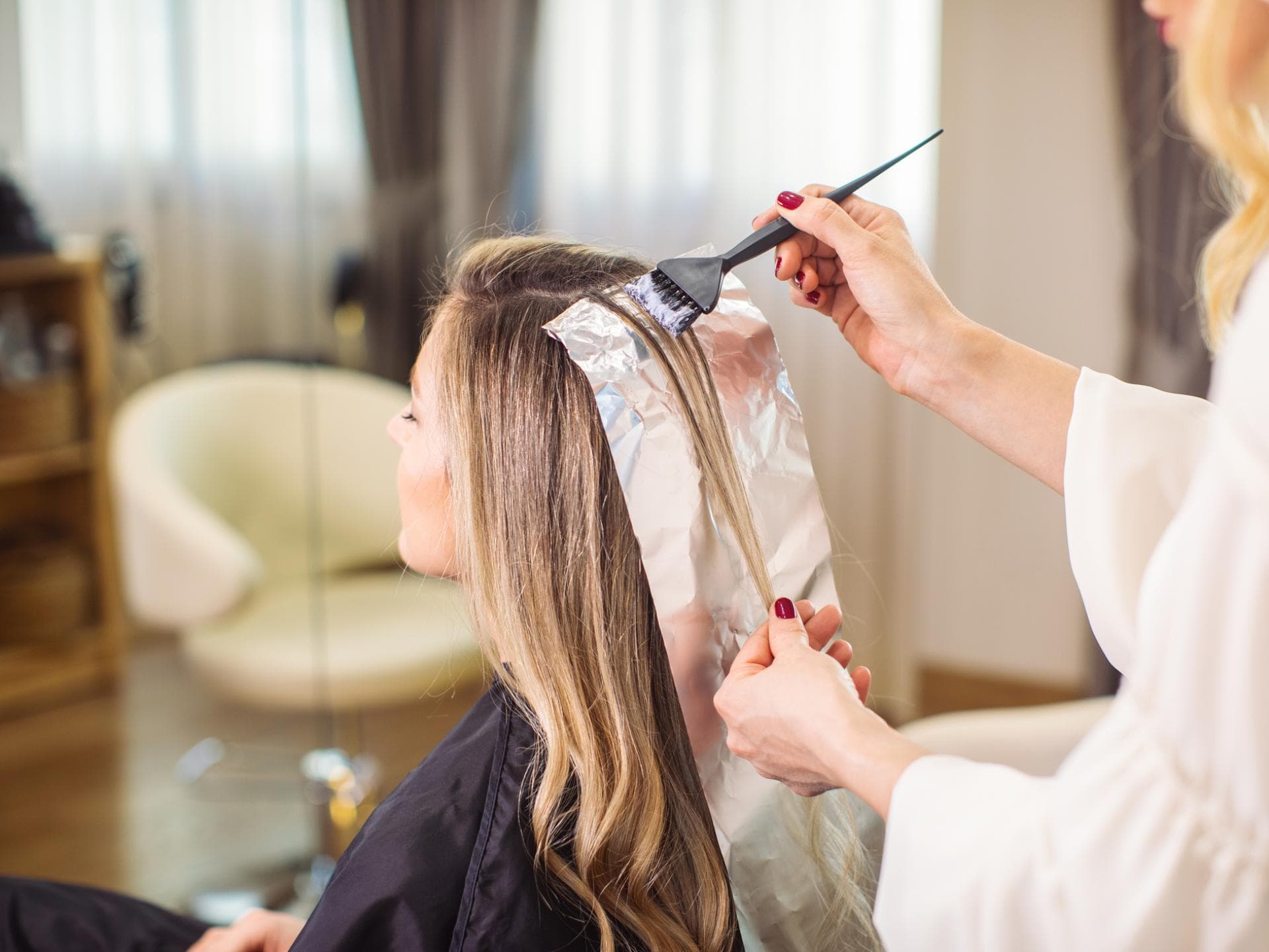 Frisurentrends Haare färben für dünne Haare Frau beim Friseur
