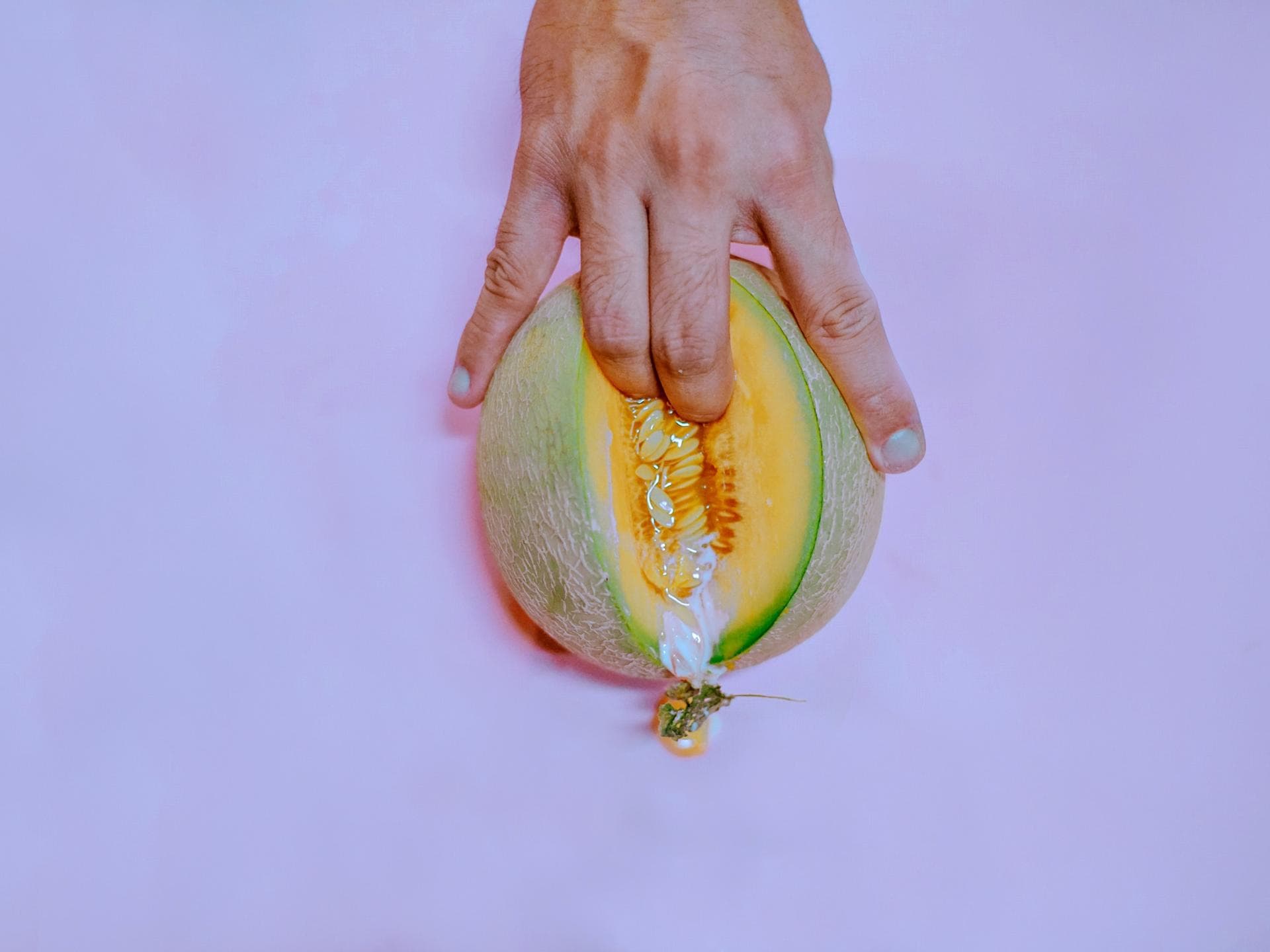 Finger in Frucht