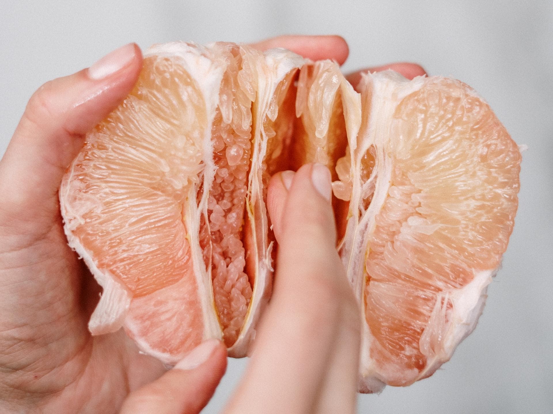 Finger in Frucht