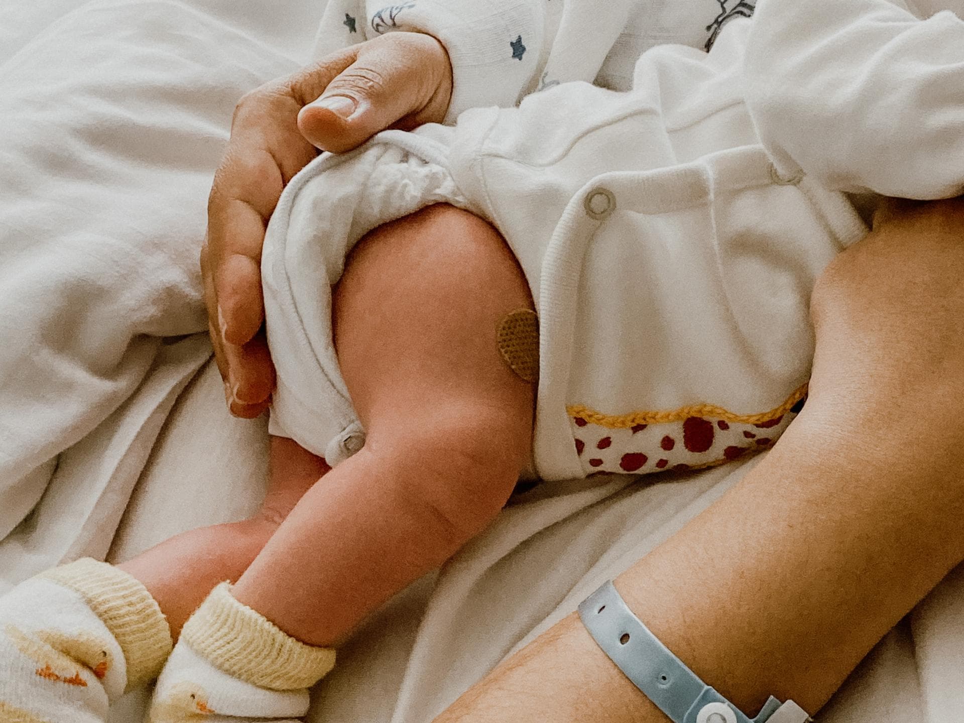 Frau und Baby nach der Geburt