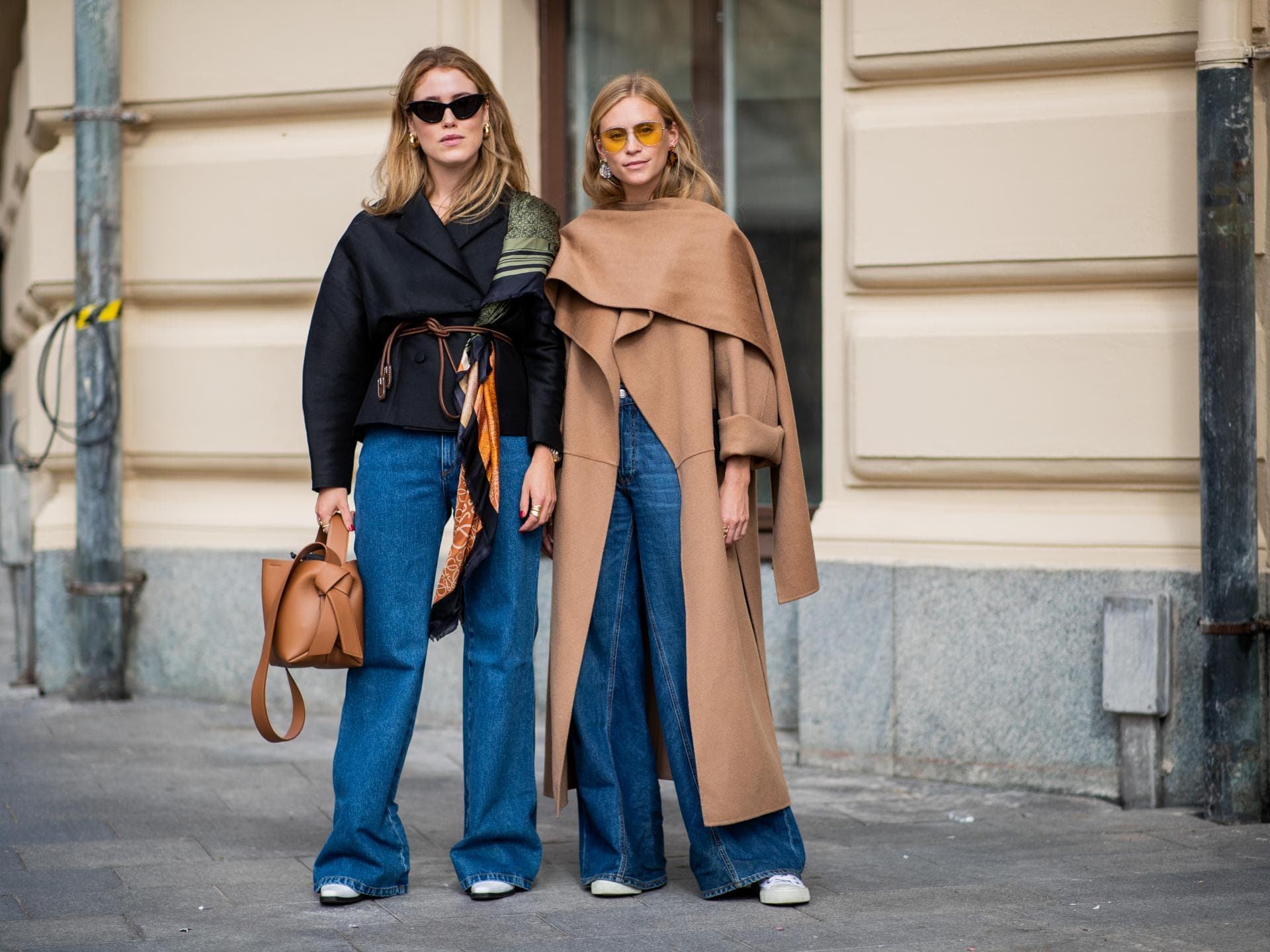 Frau trägt weite Jeans 