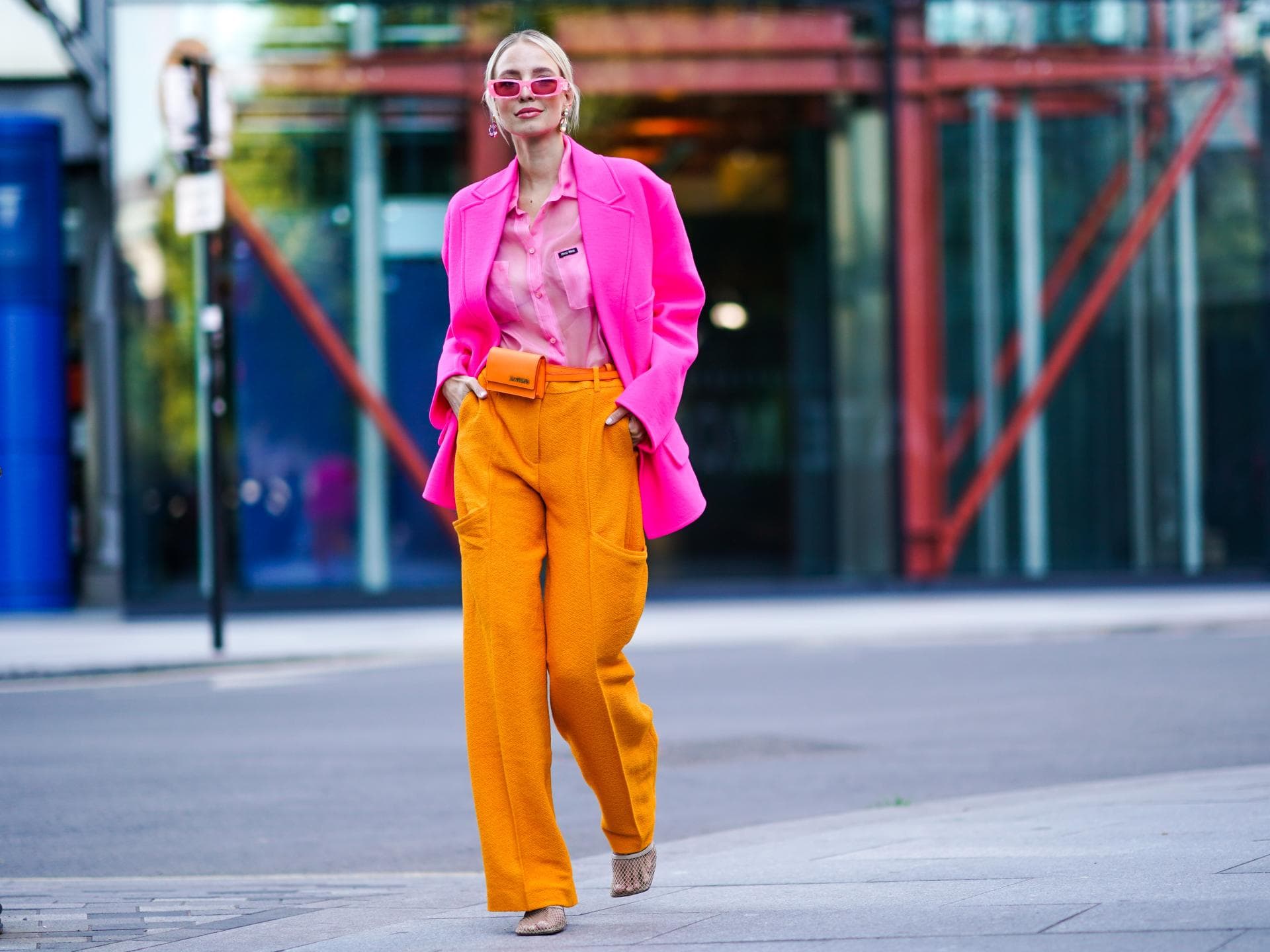 Leonie Hanne trägt Pink und Orange