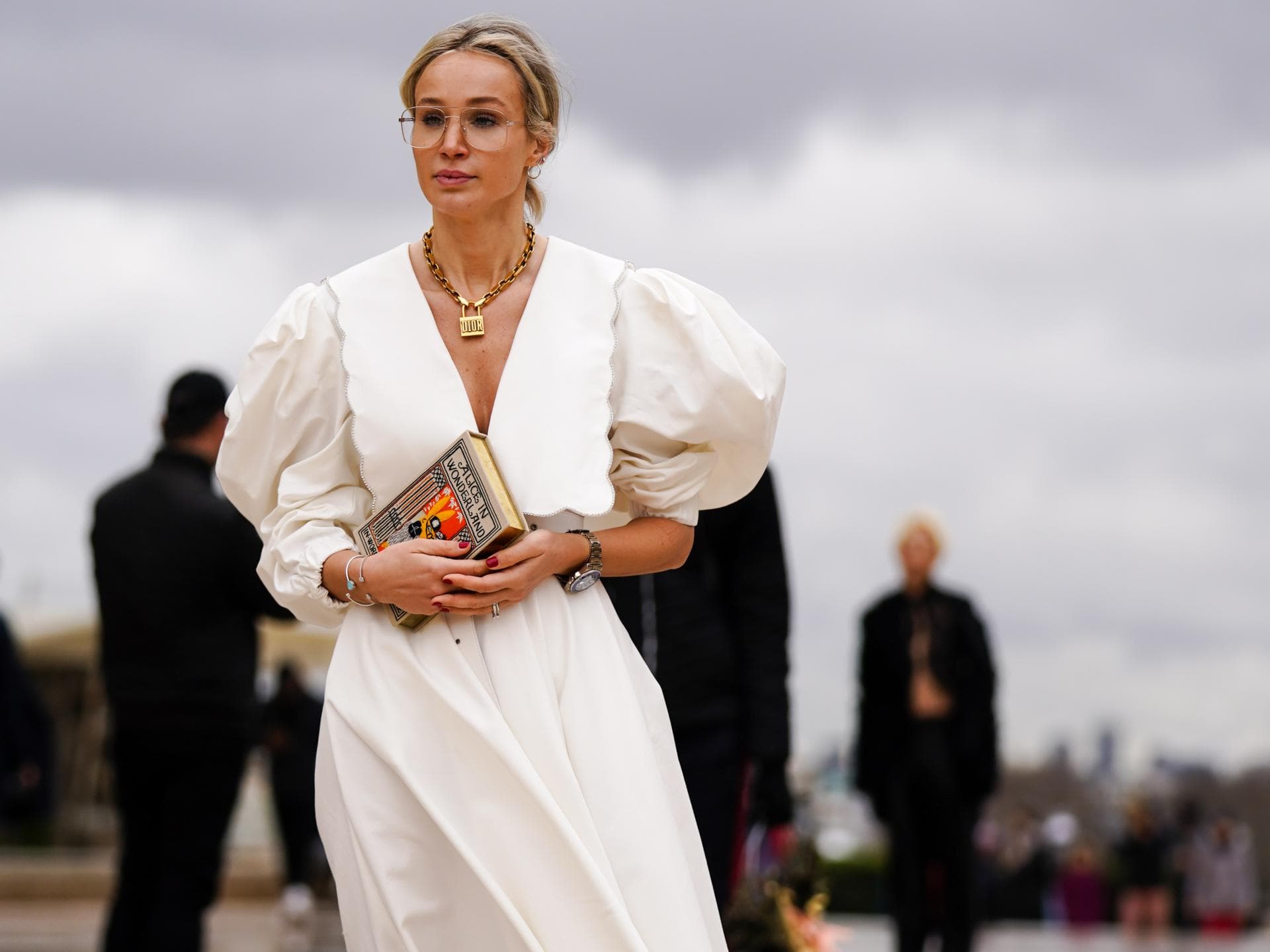 Weißes Kleid mit Rüschen