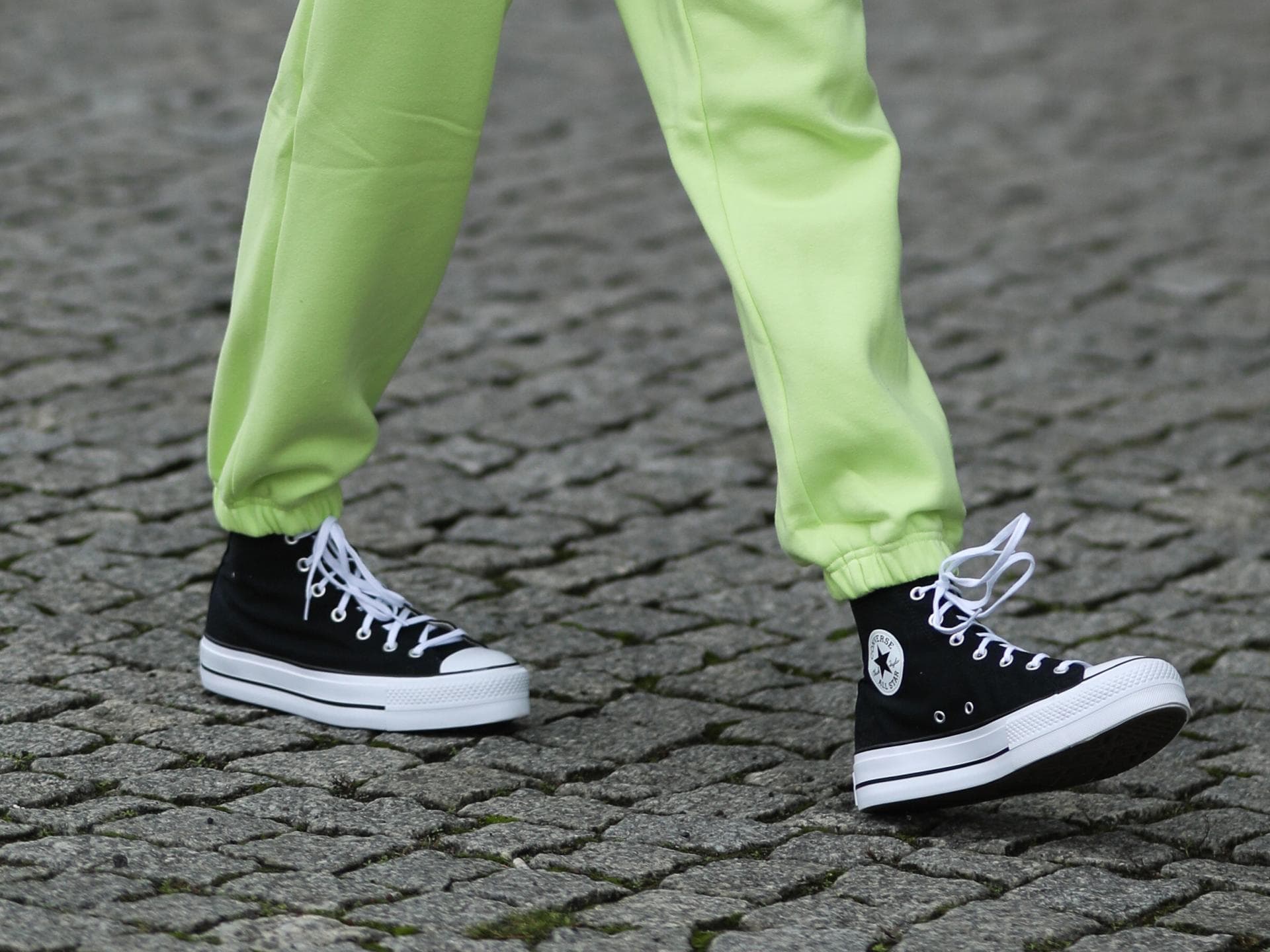 Frau trägt High Top SNeaker