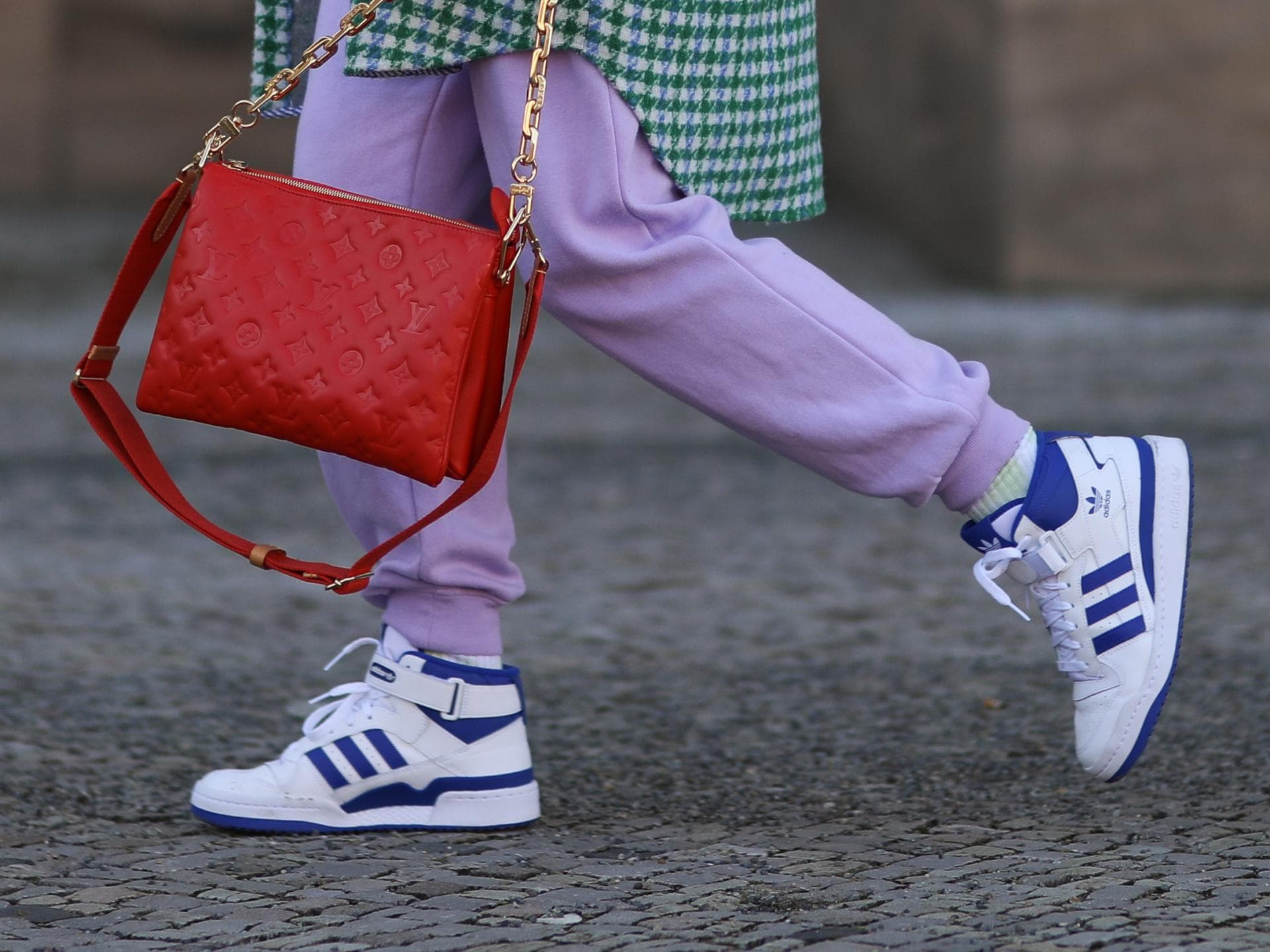 Frau trägt High Top SNeaker