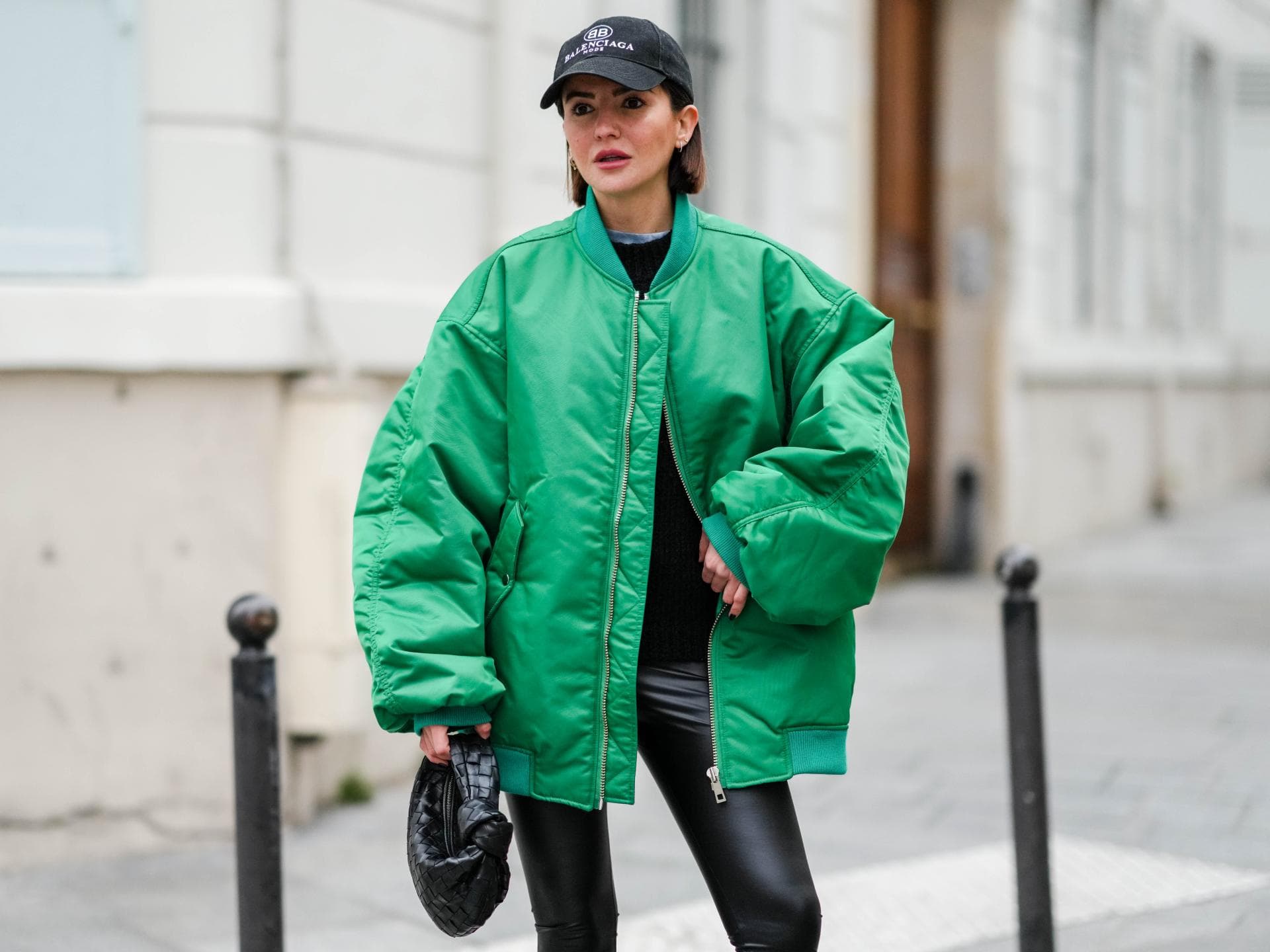 Mode-Trend 2022: In vs. Out! Diese Jacken sind im Herbst angesagt - diese nicht Frau trägt Bomber-Jacke
