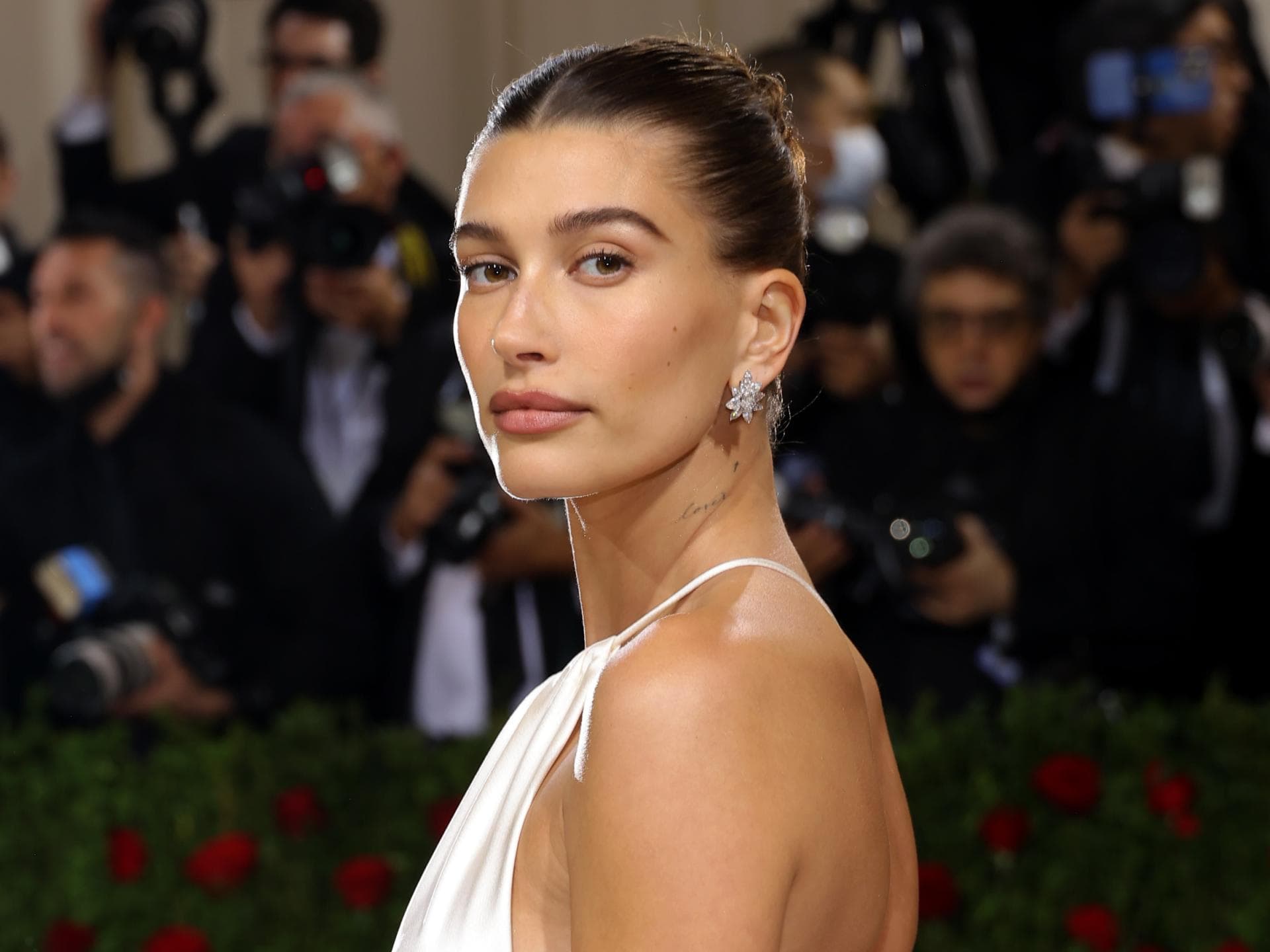 Hailey Bieber trägt Cat-Eye-Make-up