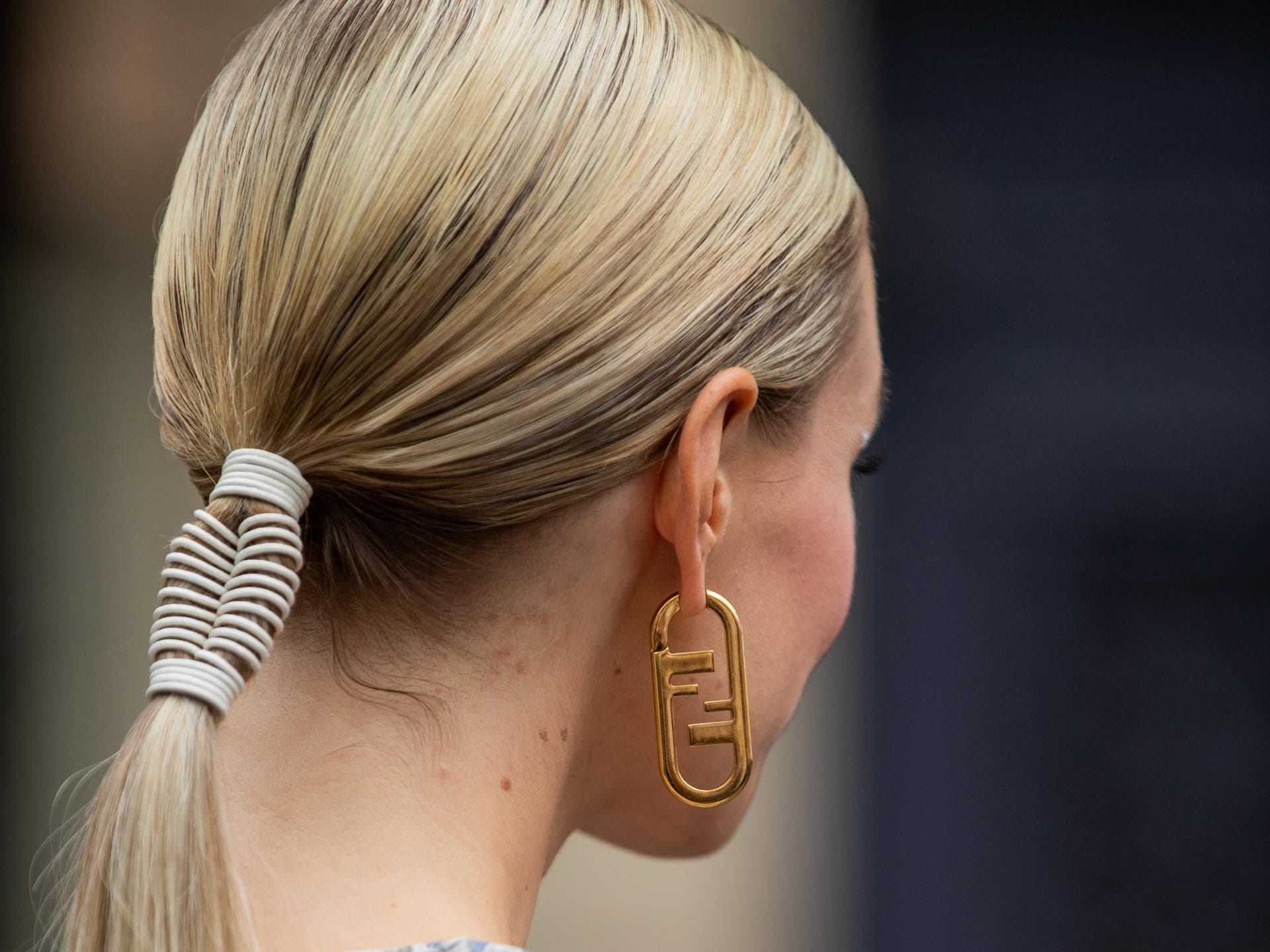 Leonie Hanne mit zurückgegelten Haaren 