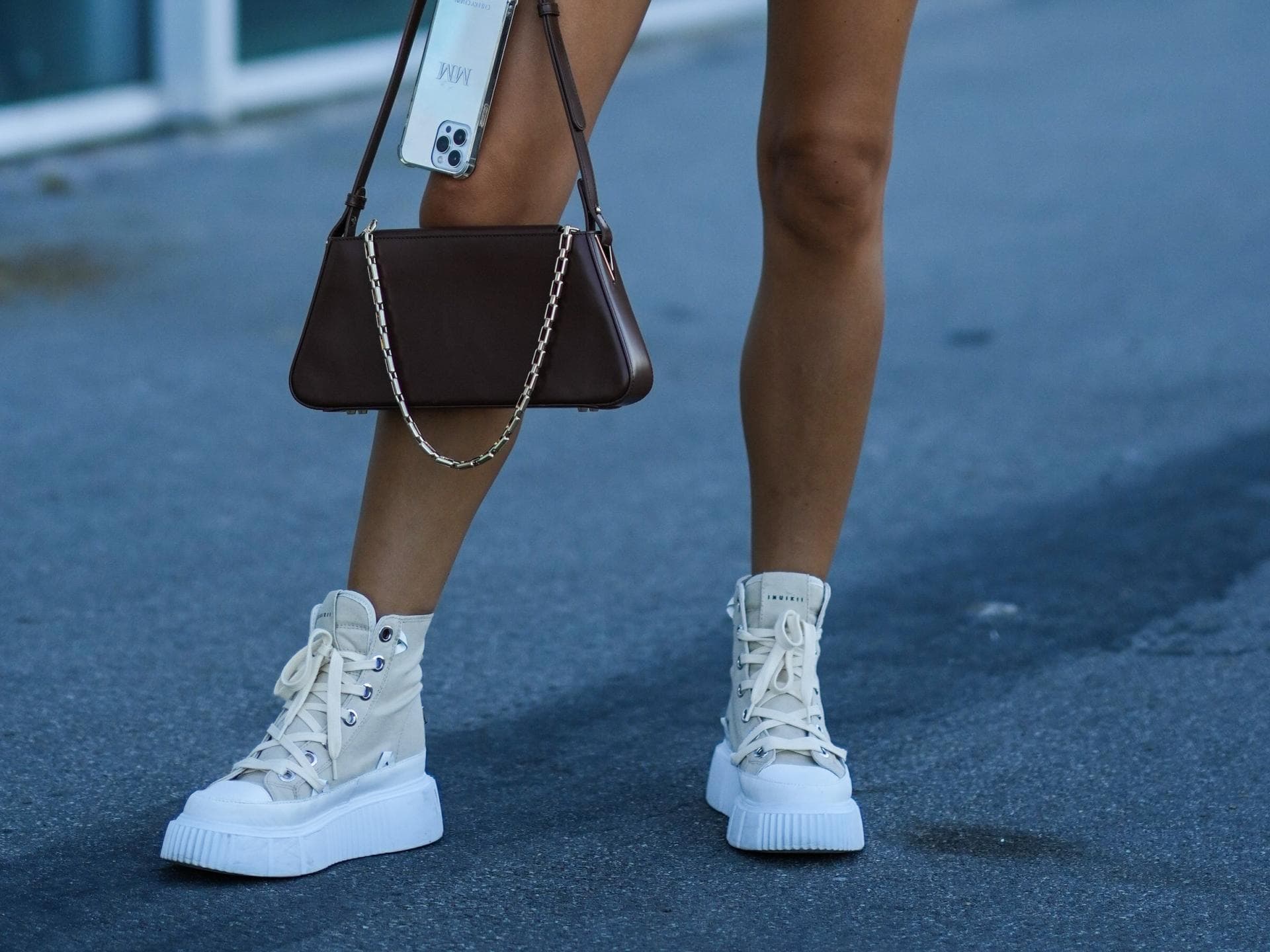 Frau trägt Sneaker