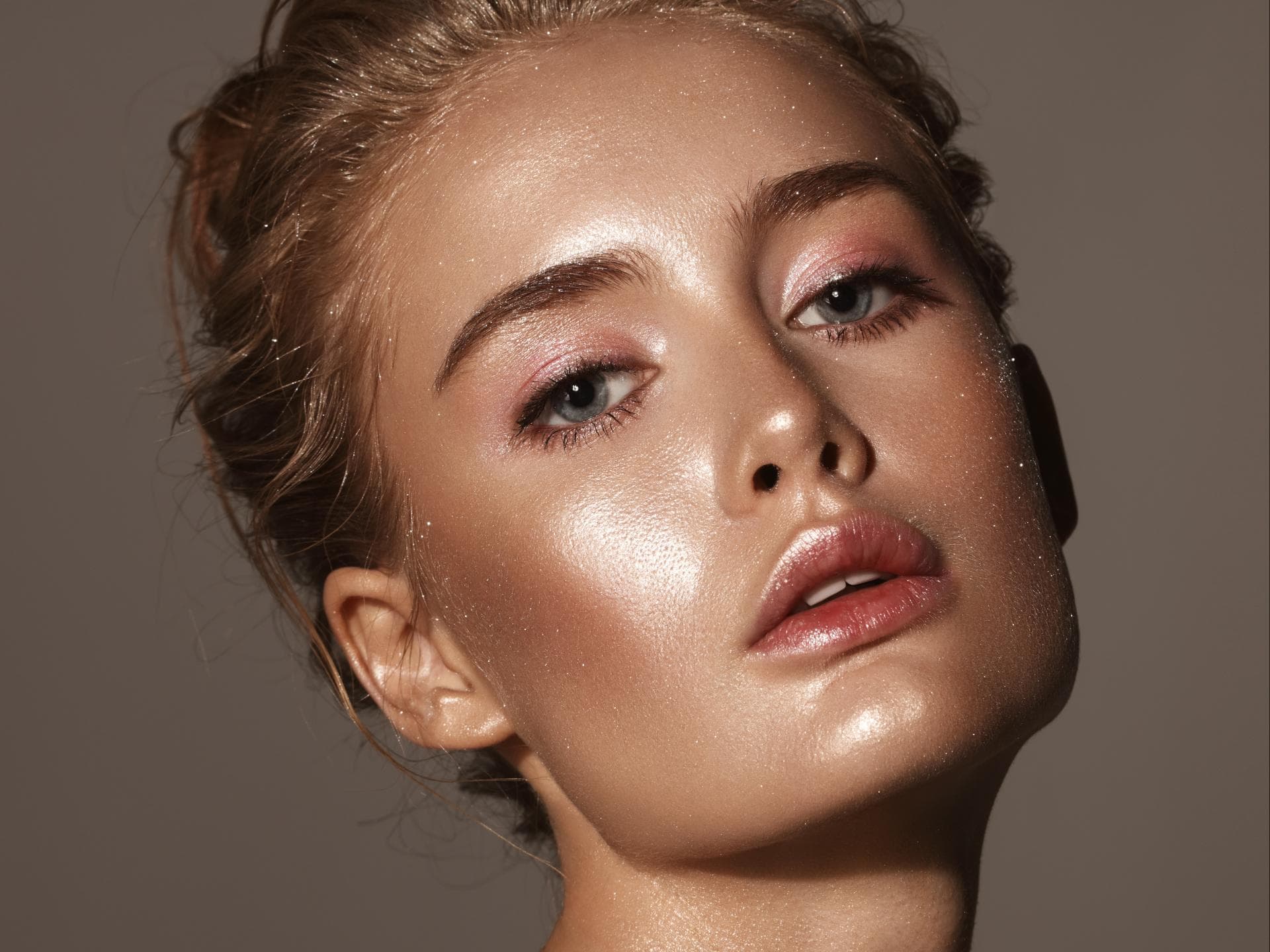 Frau mit einem schimmernder Make up Look