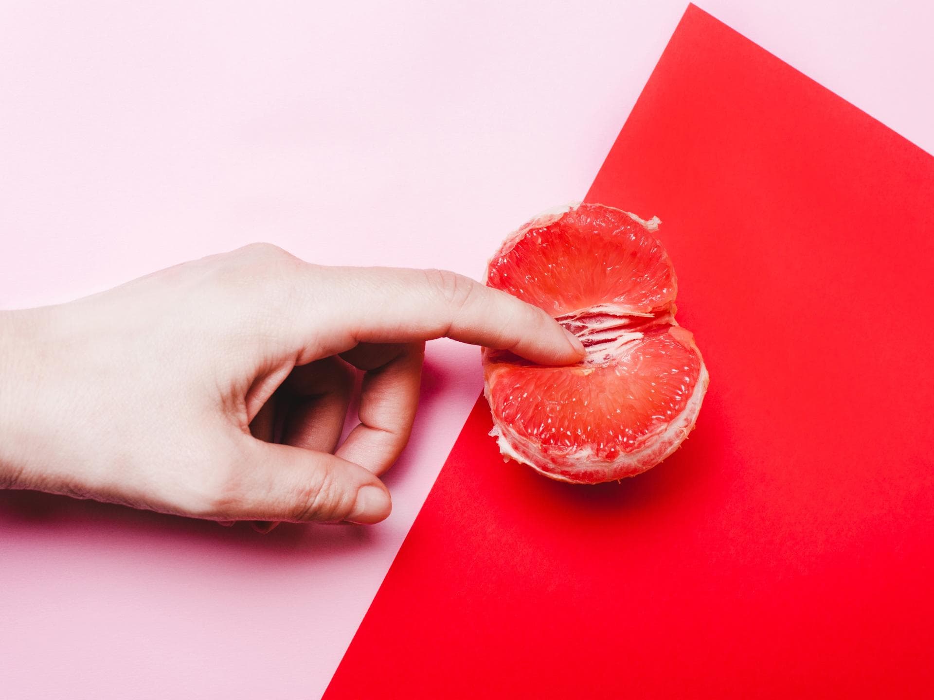 Grapefruit mit Finger