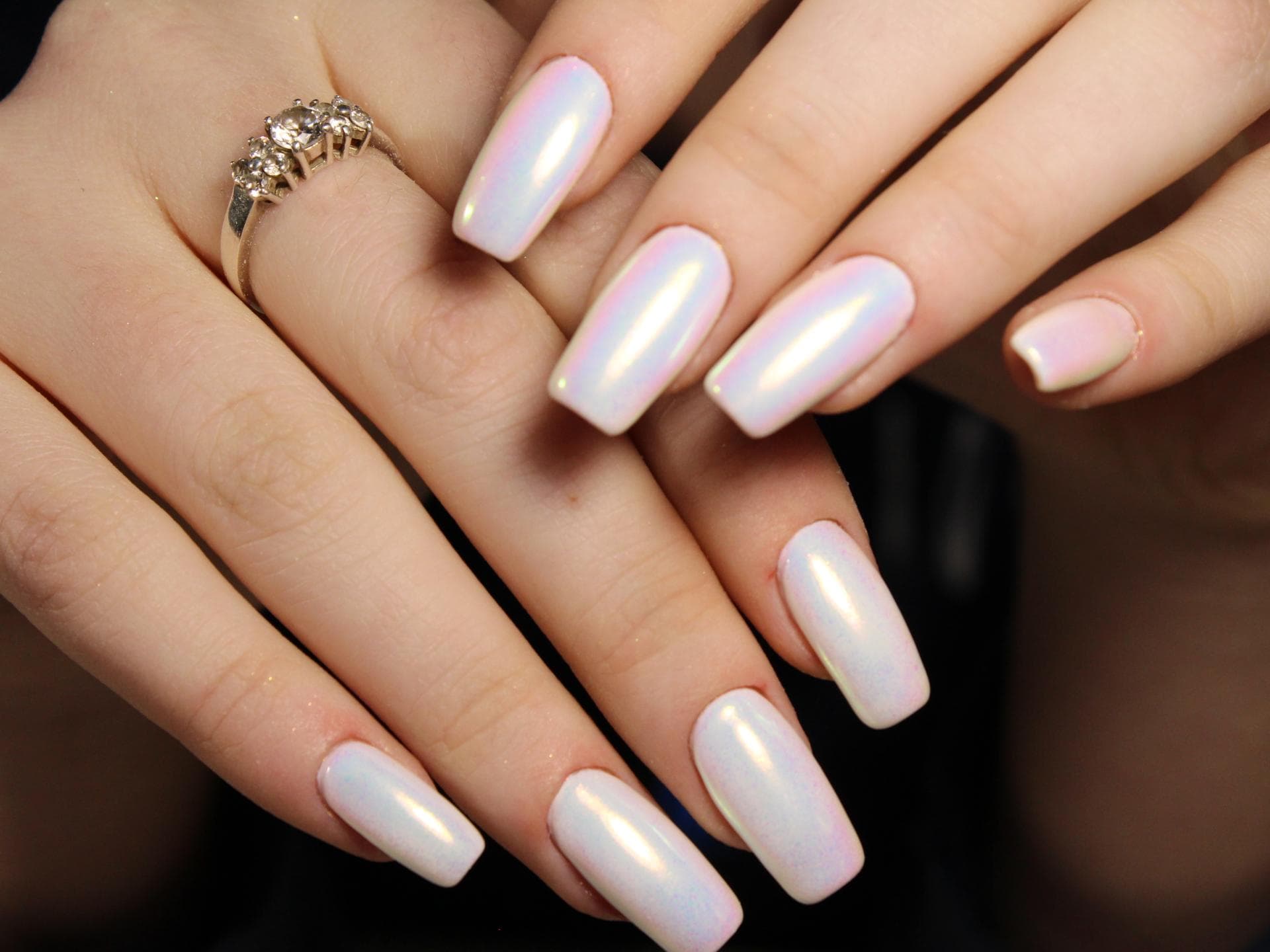 Hände mit lackierten Glazed Donut Nails