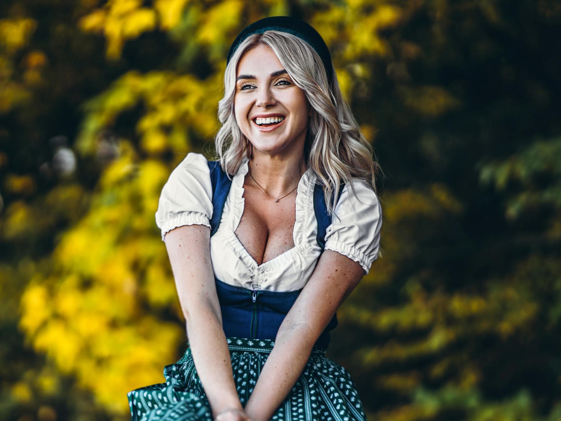 Frau im Dirndl