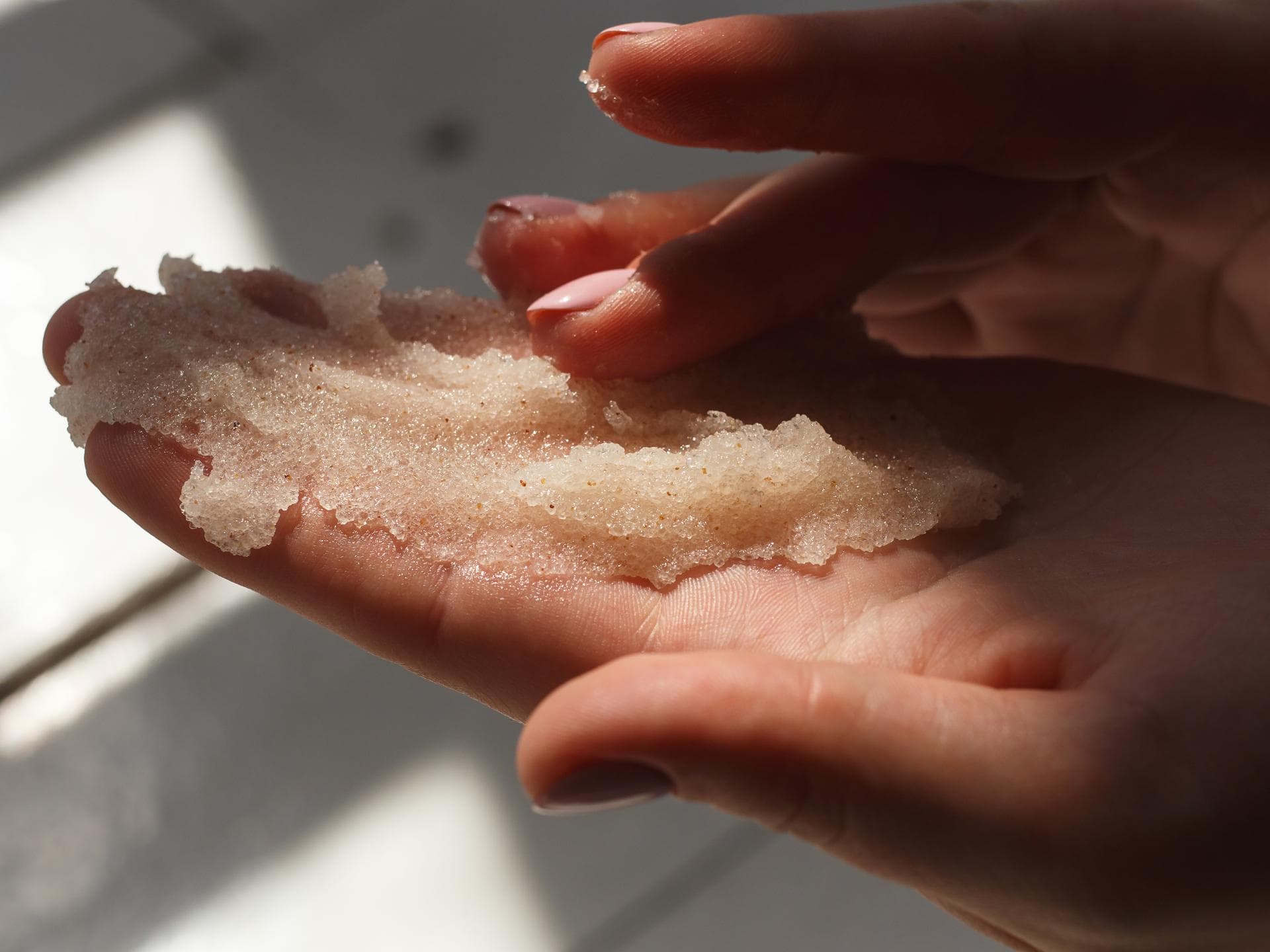 Peeling wird in den Händen zerrieben