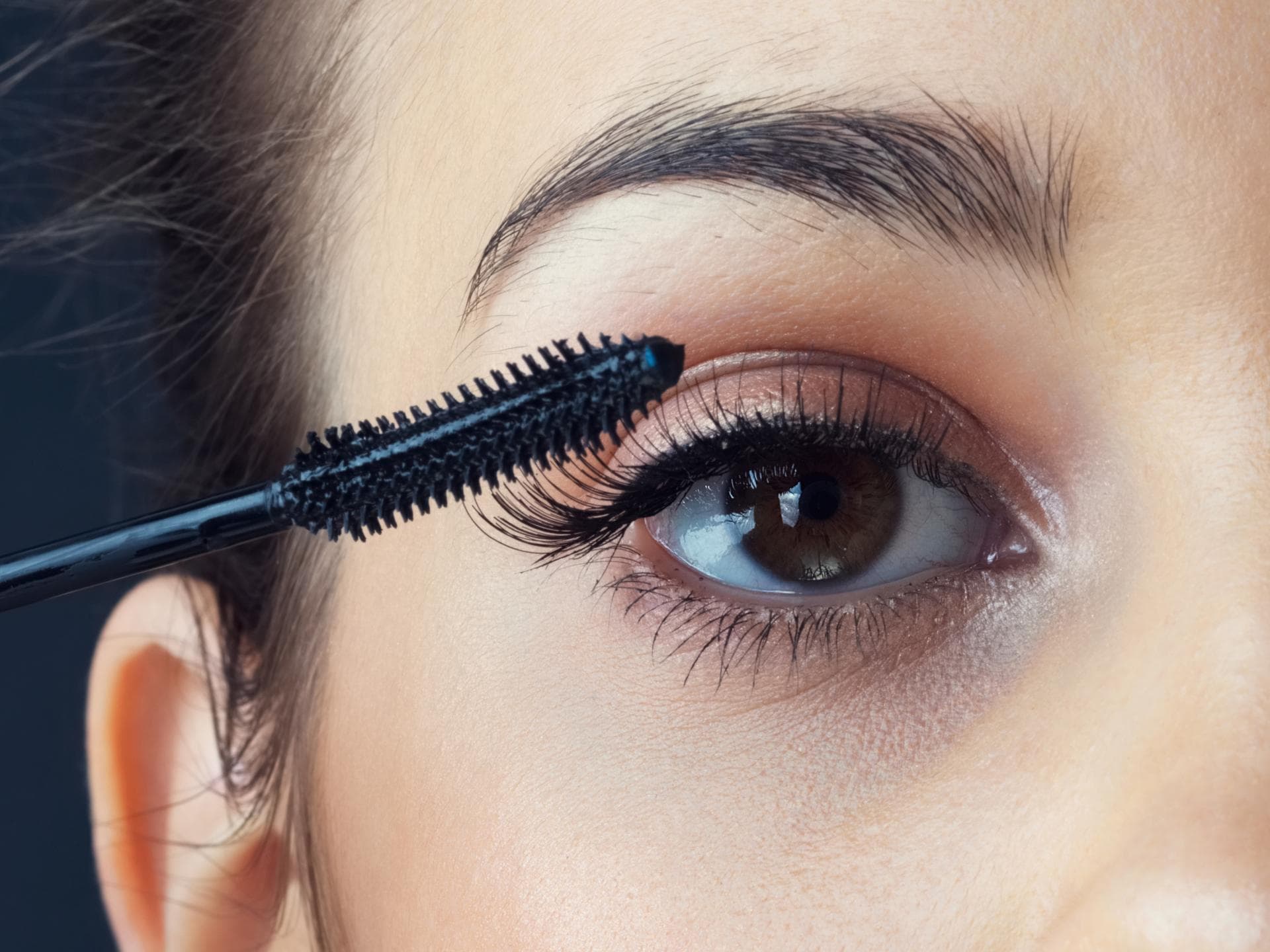 Mascara auf Wimpern auftragen Braune Augen mit Mascara schminken