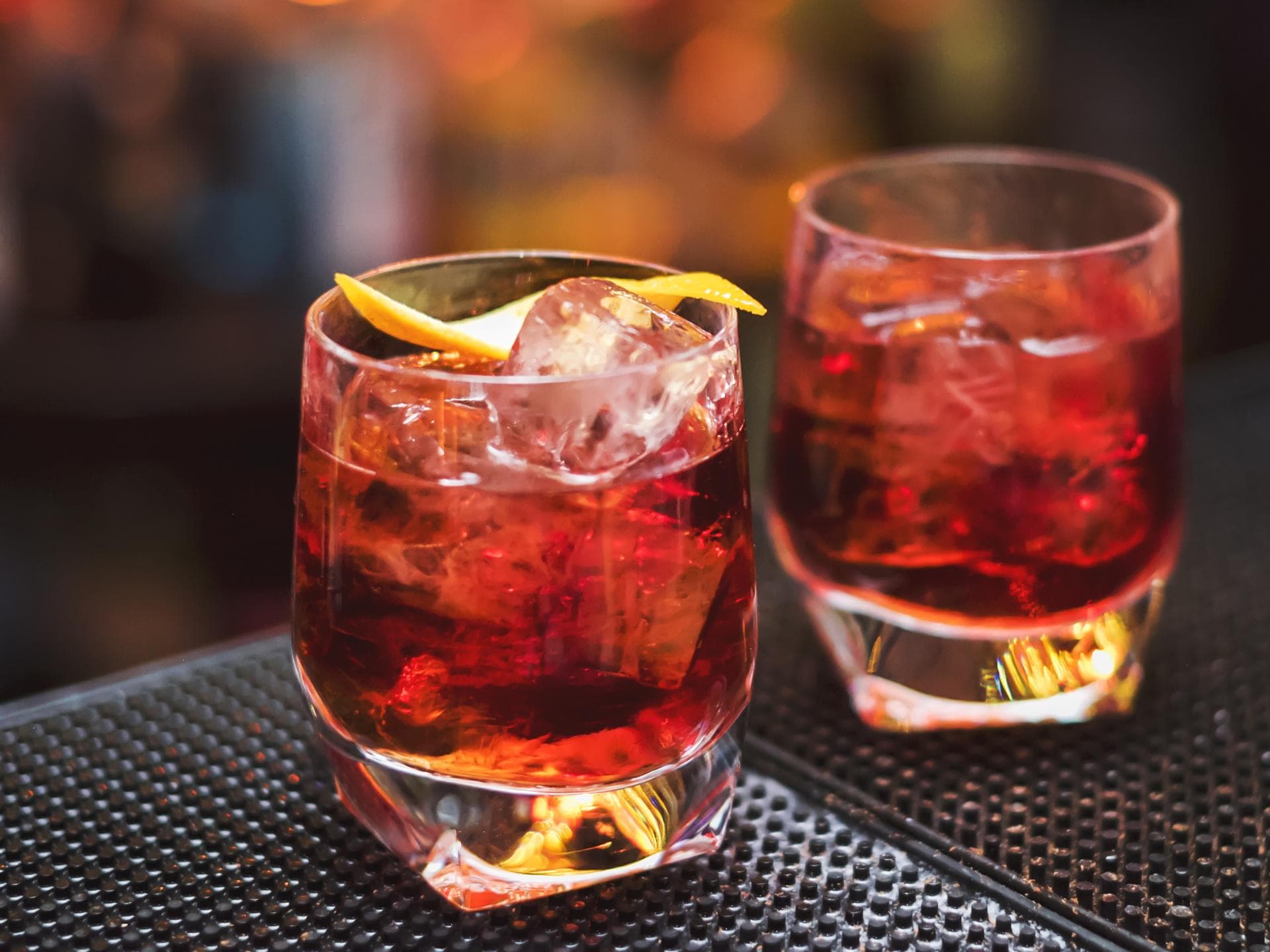 Mann und Frau trinken in Bar