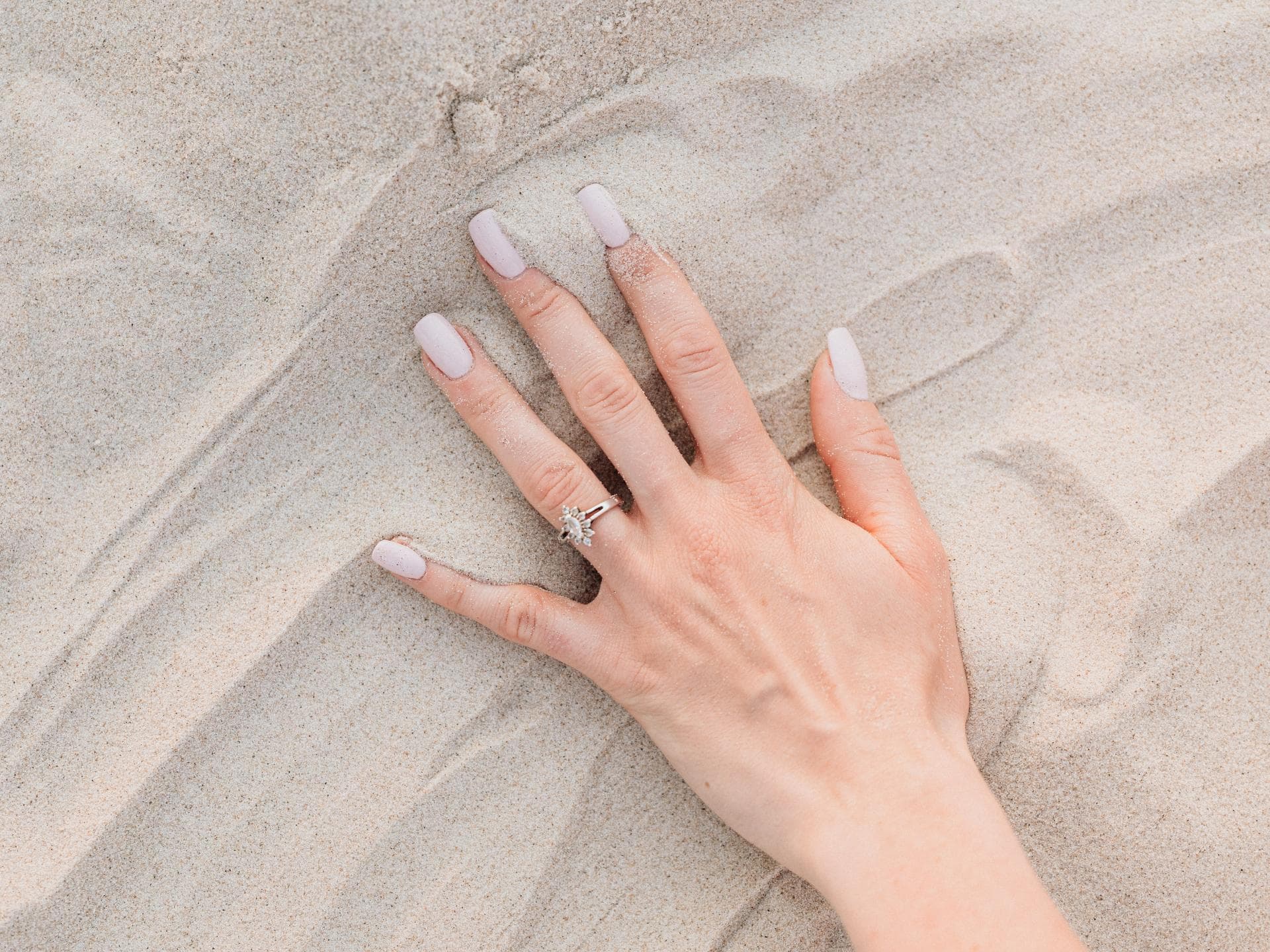 Nägel in Sand