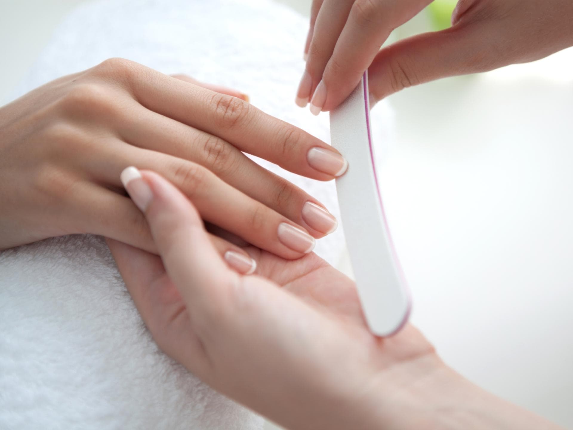Nagelbettentzündung nach Nagelstudio Maniküre im Nagelsalon