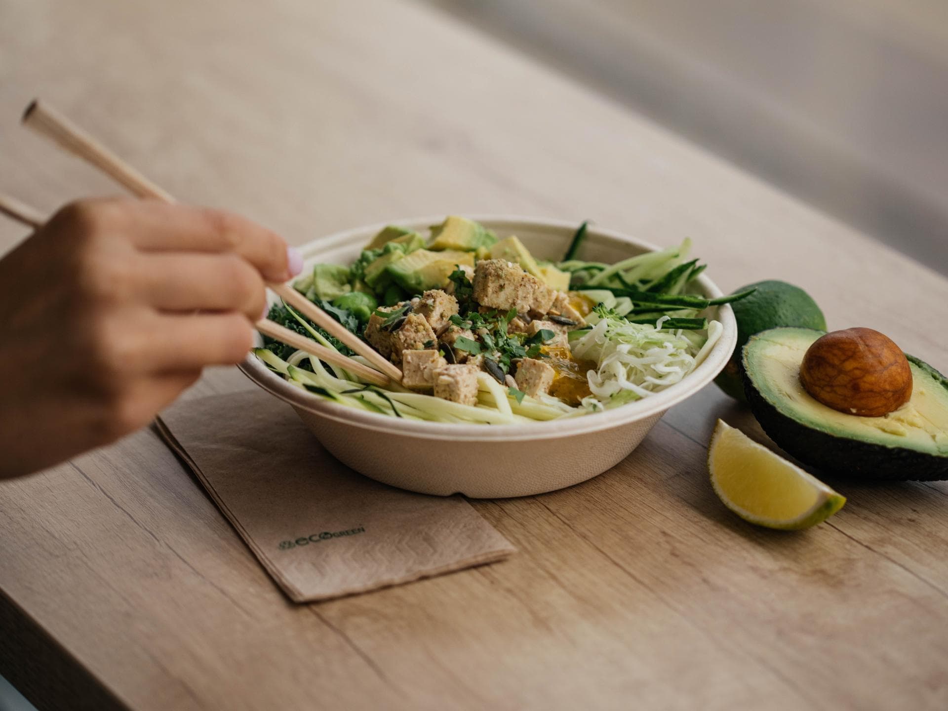 Bowl mit Tofu und Avocado