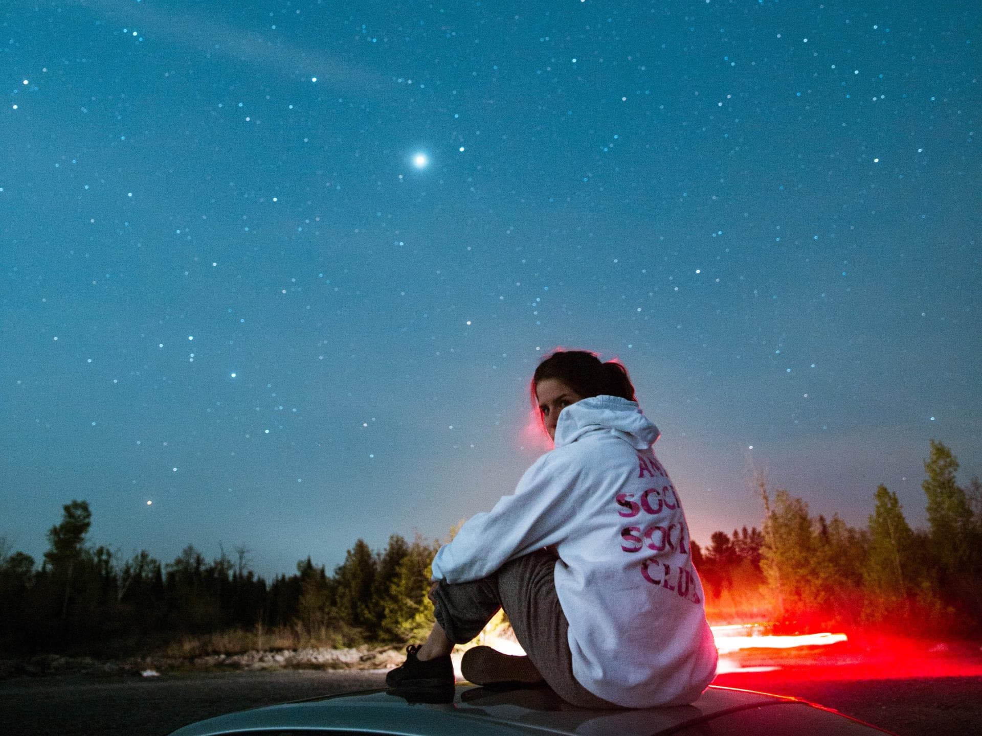 Frau vor Sternenhimmel