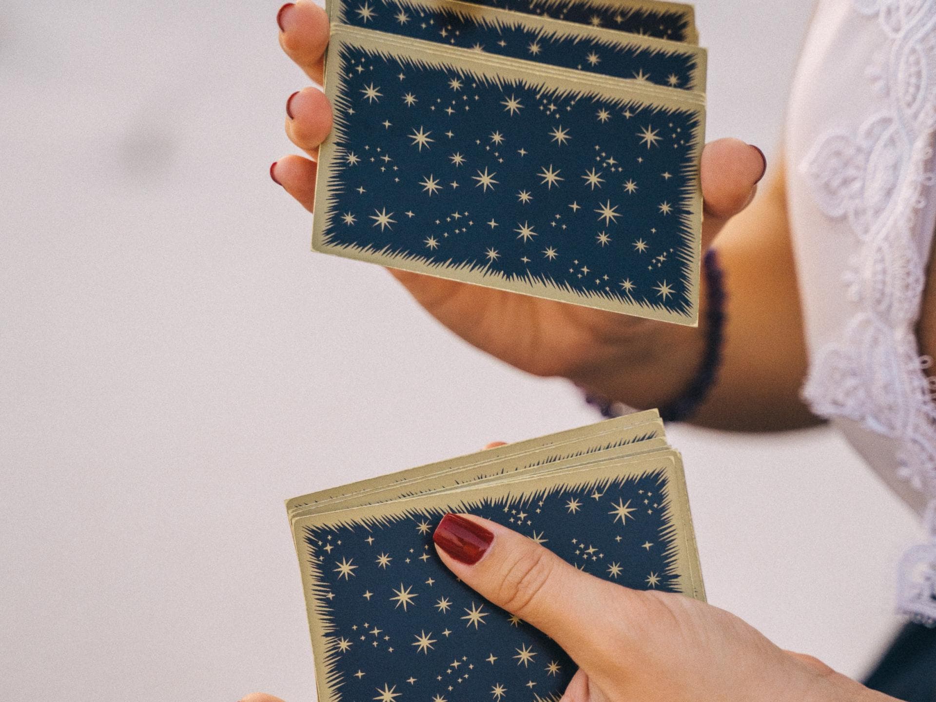 Hände mischen blaue Tarot Karten