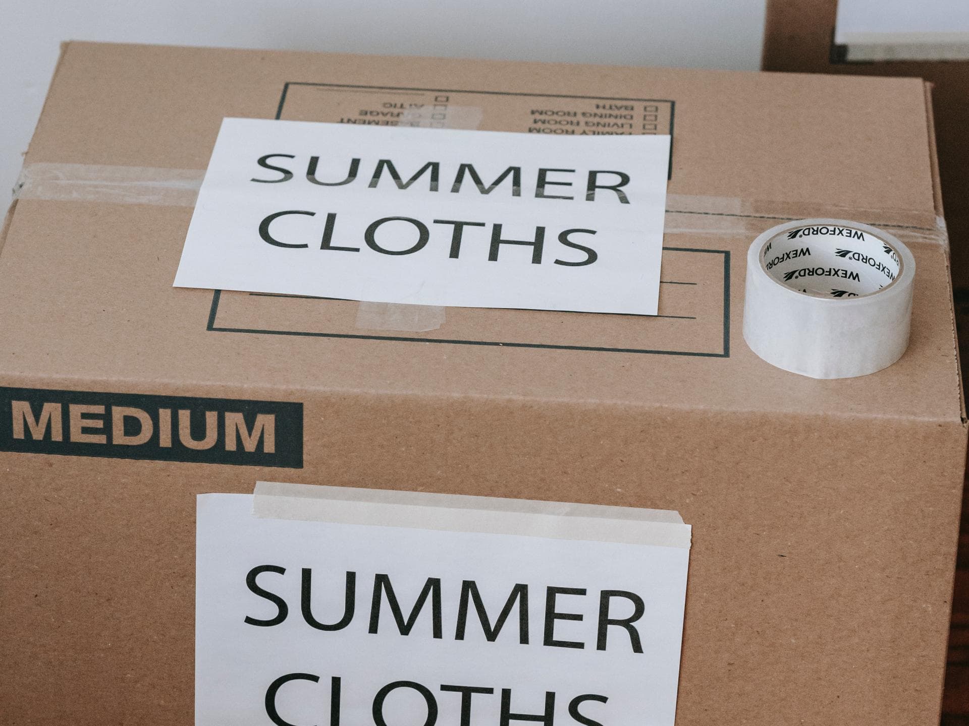 Sommerkleidung im Karton