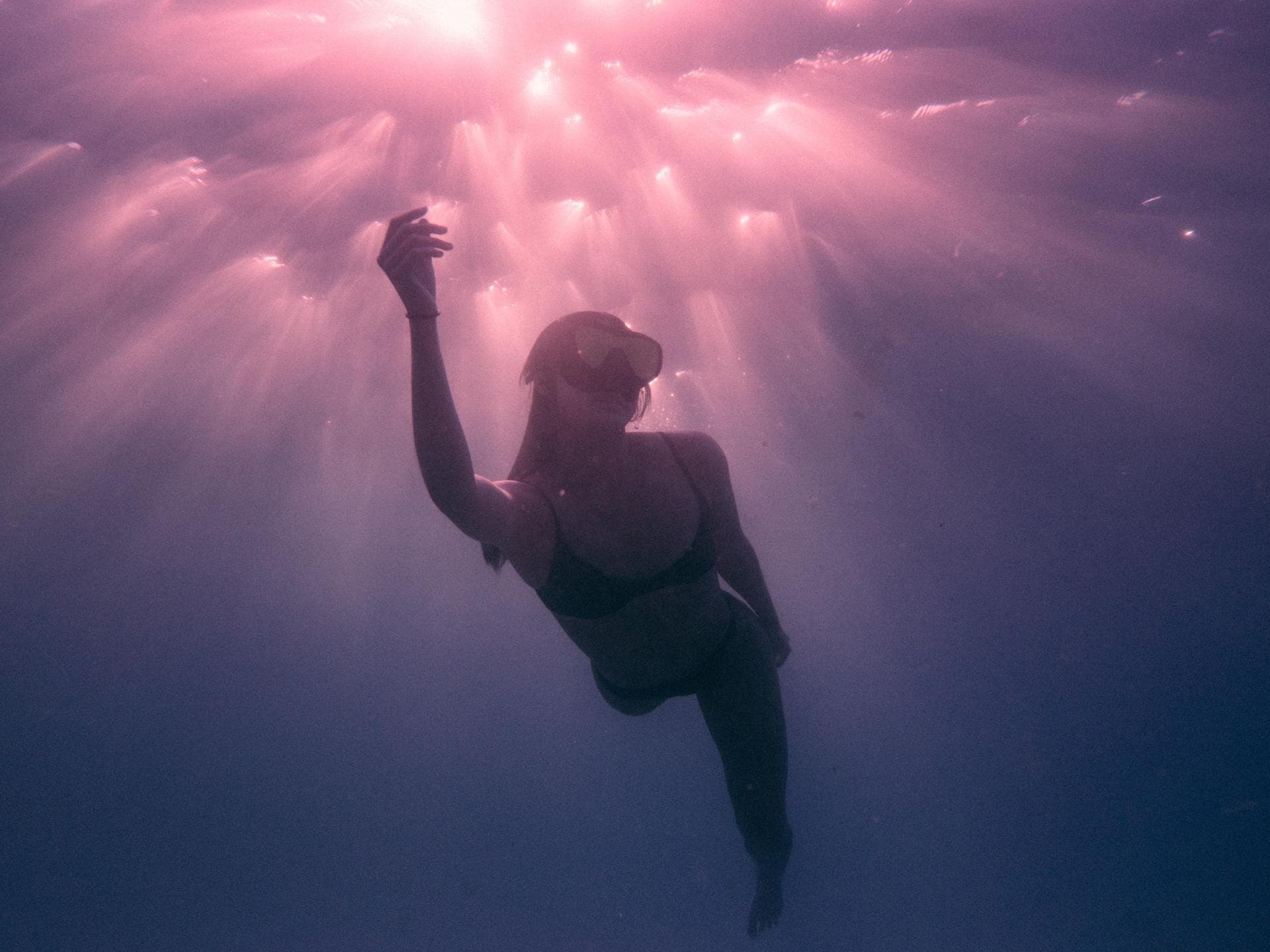 Frau taucht im Meer