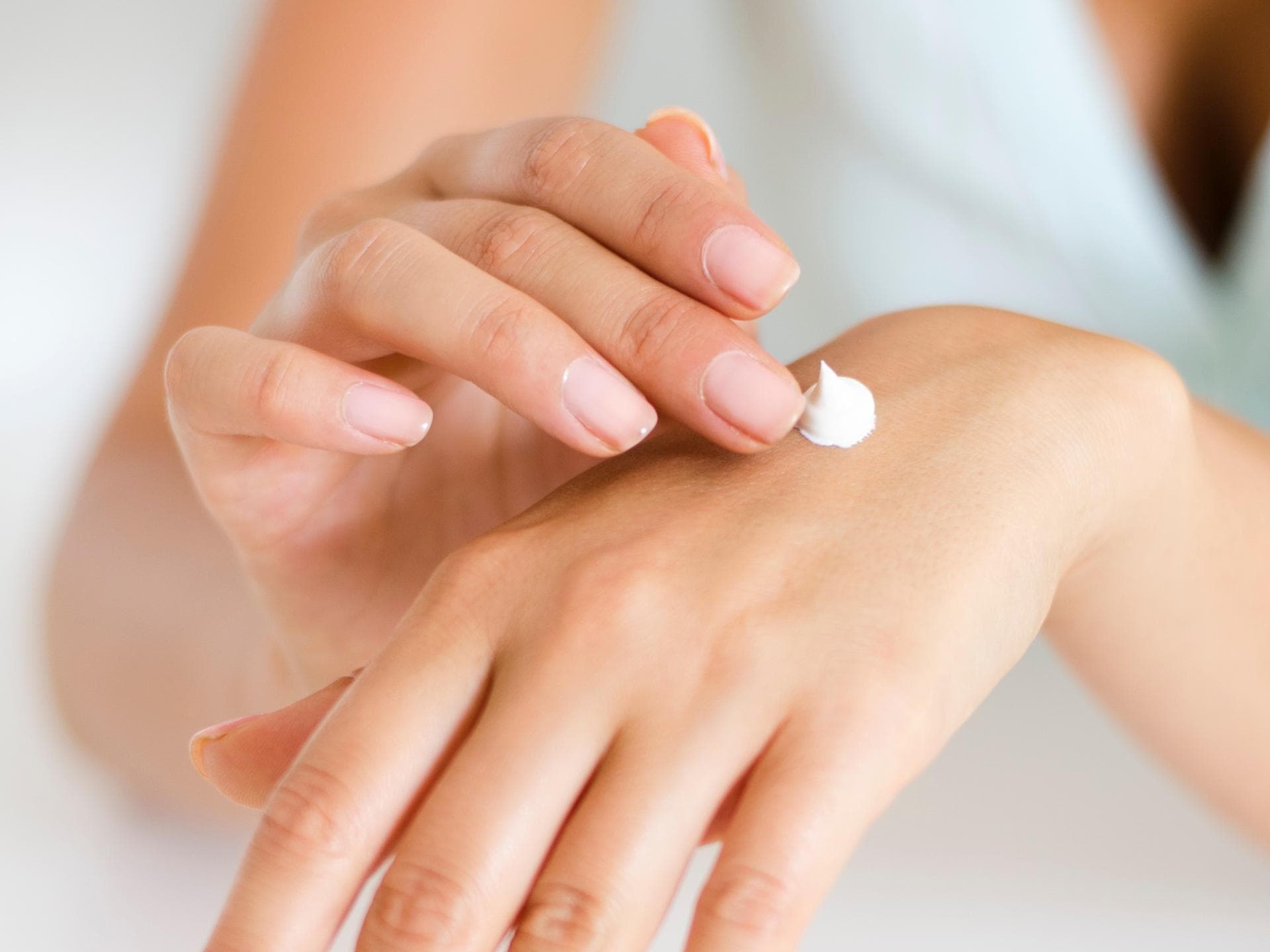 Bodylotion wird auf Handrücken aufgetragen