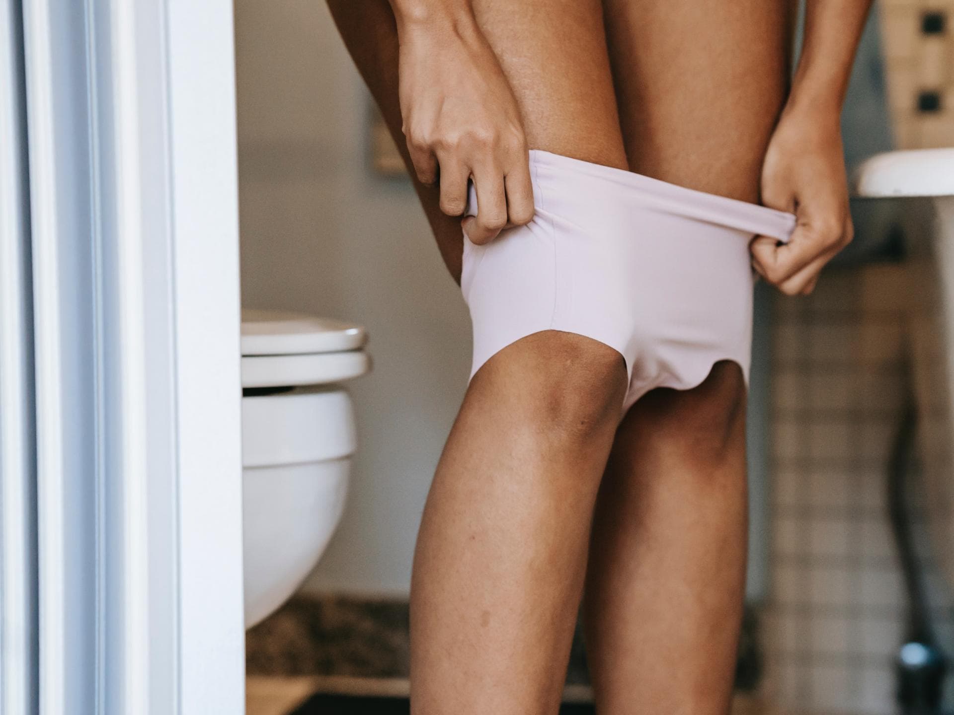 Frau auf Toilette