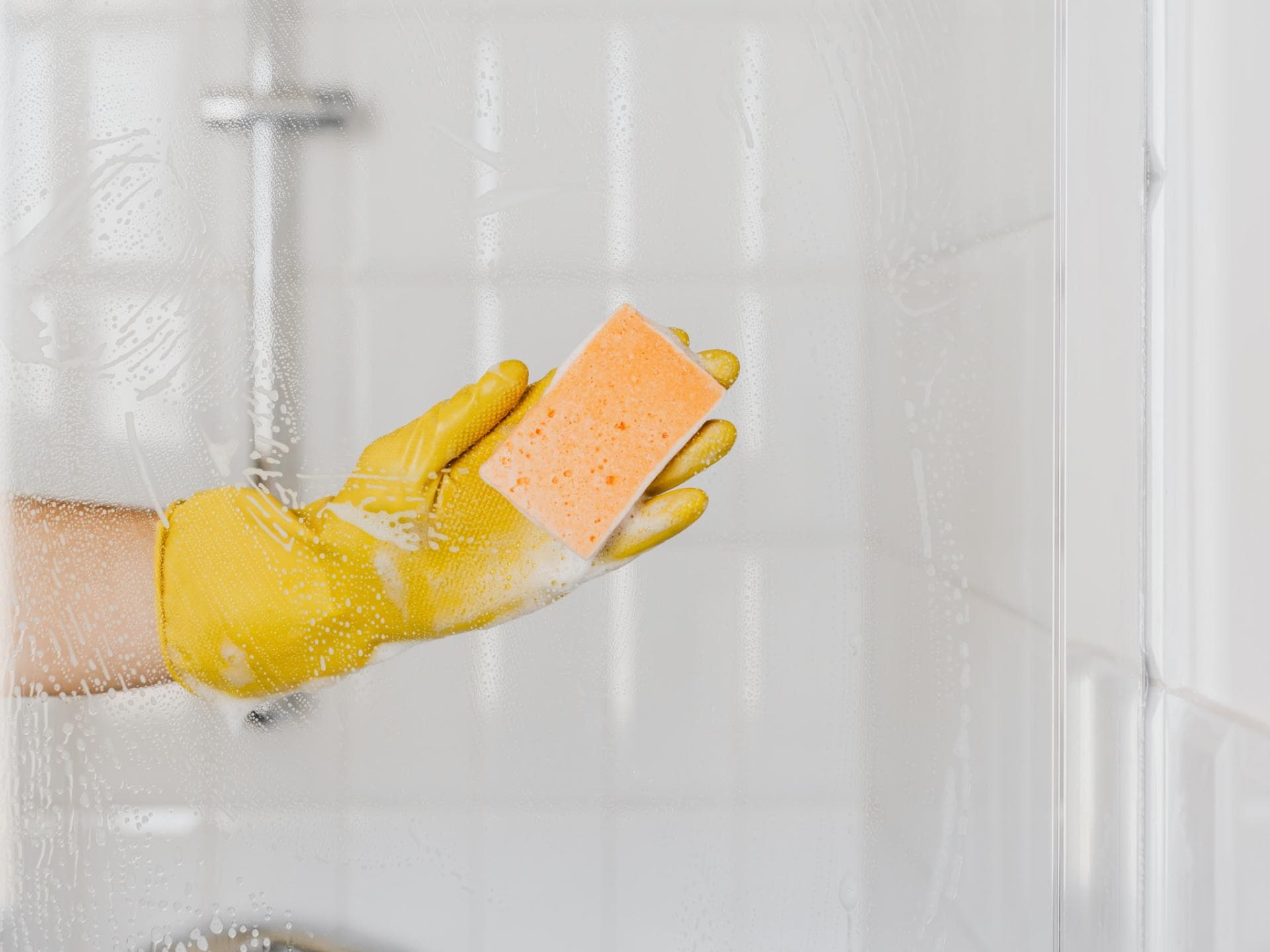 Dinge, die man im Haushalt nicht mit Wasser putzen sollte