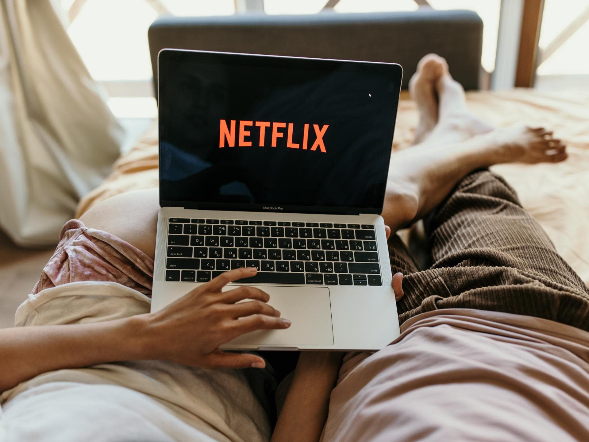 Zwei Personen gucken Netflix