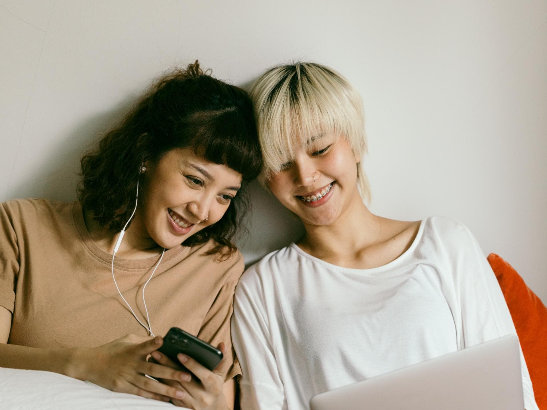 Frauen gucken auf Laptop